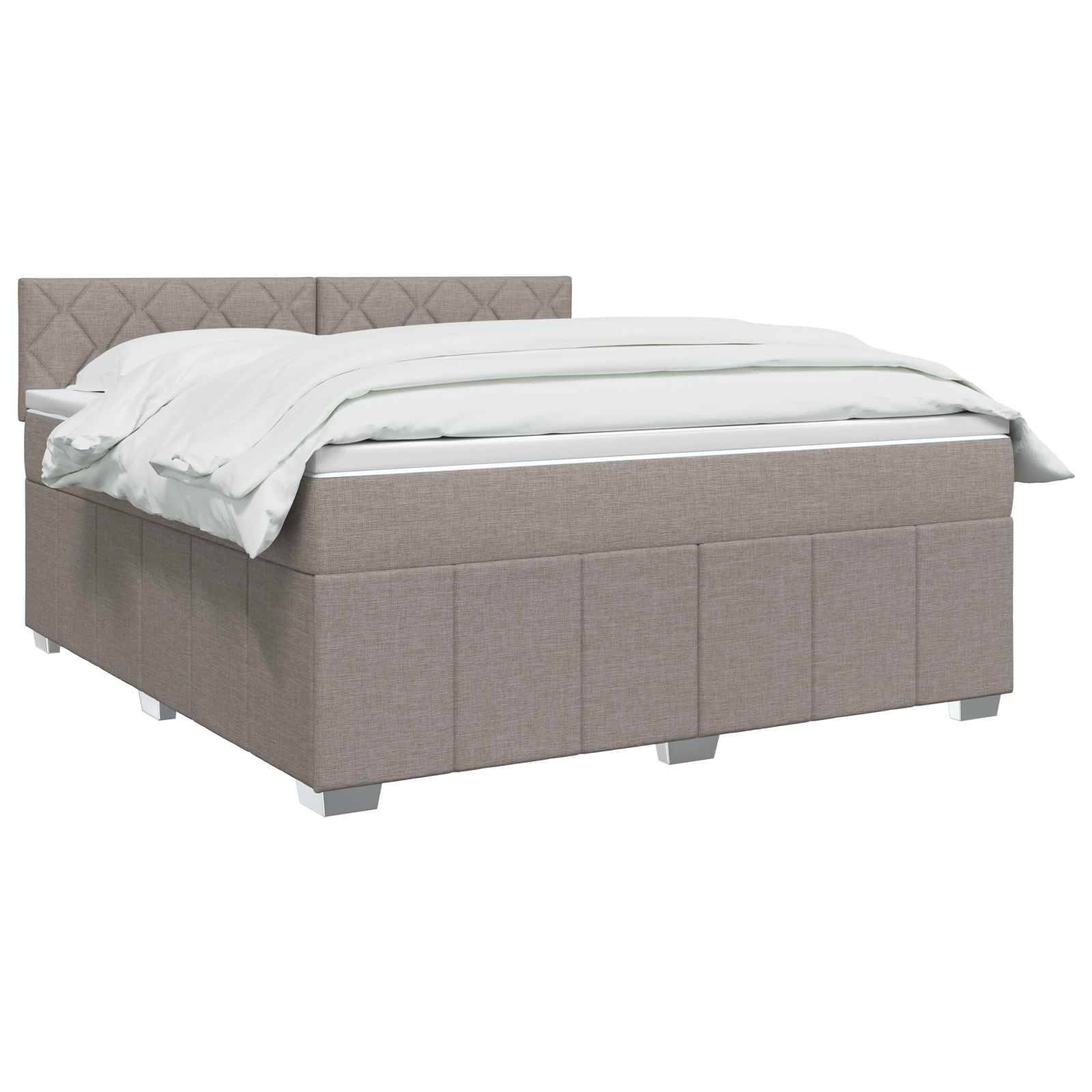 Taupe gepolstertes Ottomane-Bett mit geknöpftem Kopfteil und weißer Bettwäsche auf weißem Hintergrund.