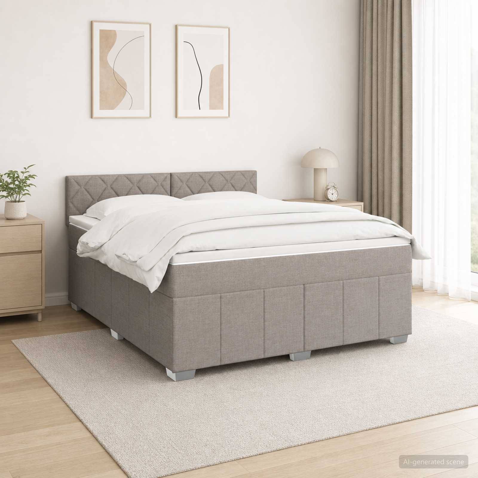 Ein ordentlich gemachtes beiges Polsterbett in einem hellen, minimalistischen Schlafzimmer mit Nachttischen, Lampe, Pflanze und gerahmter Wandkunst.