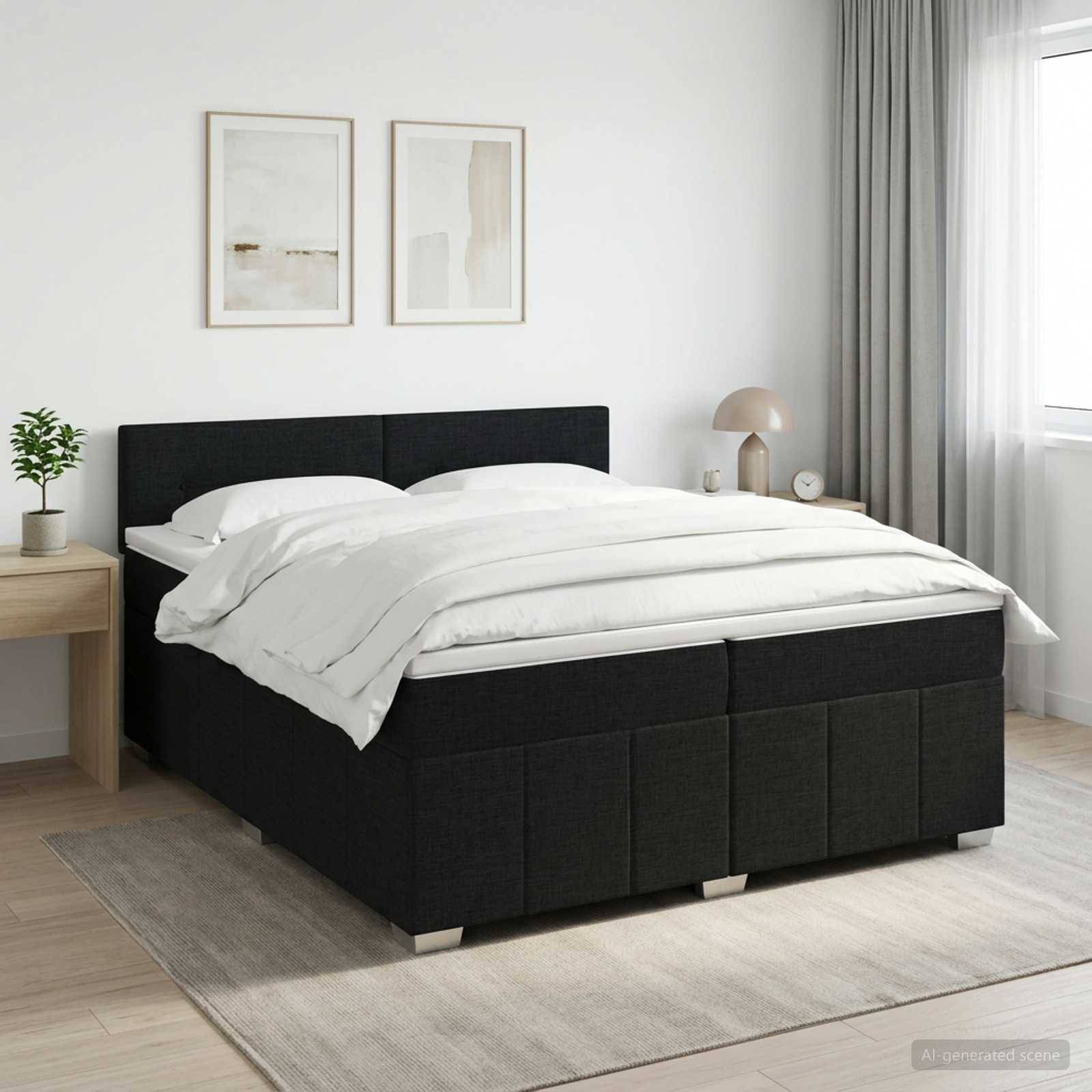Modernes Schlafzimmer mit einem schwarzen gepolsterten Bett, weißer Bettwäsche, Nachttischen, Wandkunst und weichem natürlichen Licht durch ein Fenster mit Vorhängen.