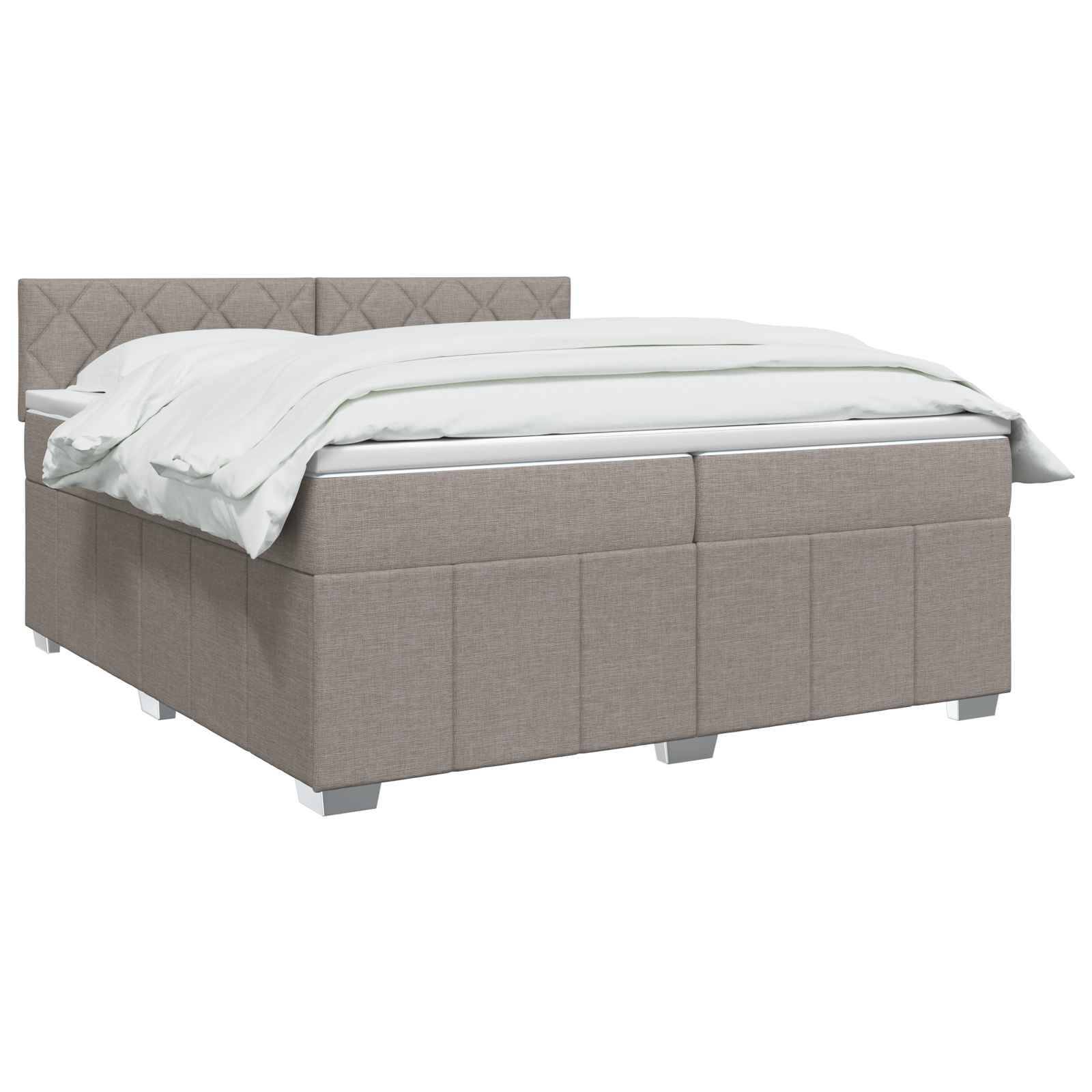 Beige gepolstertes Bett mit gestepptem Kopfteil, weiße Bettwäsche und Speicherbasis auf weißem Hintergrund.