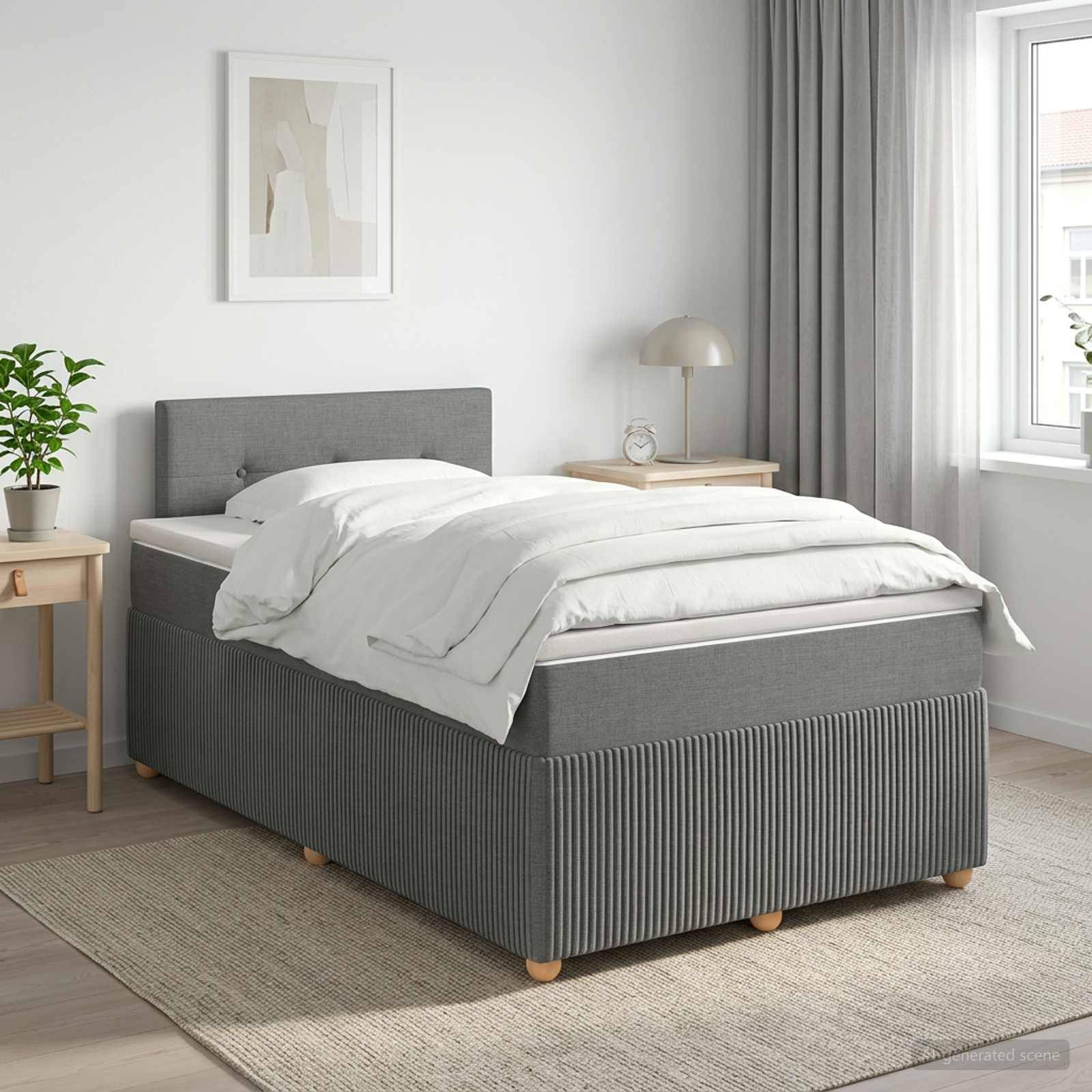 Ein grau gepolstertes Einzelbett mit weißer Bettwäsche in einem hellen minimalistischen Schlafzimmer, neben einem Nachttisch, einer Lampe, einer Pflanze und einem Fenster.
