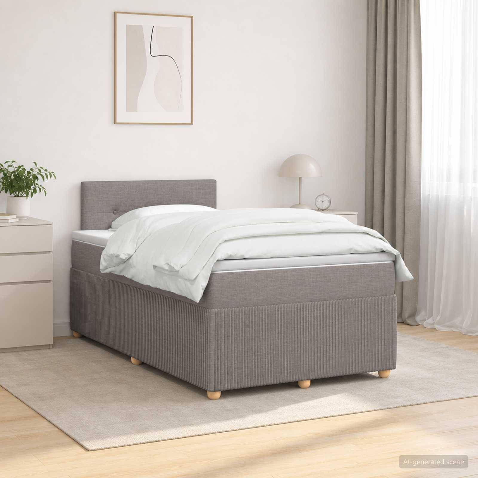 Minimalistisches Schlafzimmer mit einem grau gepolsterten Einzelbett, weißer Bettwäsche, Nachttisch, Lampe, Pflanze und rahmendem Wandbild neben einem hellen Fenster.
