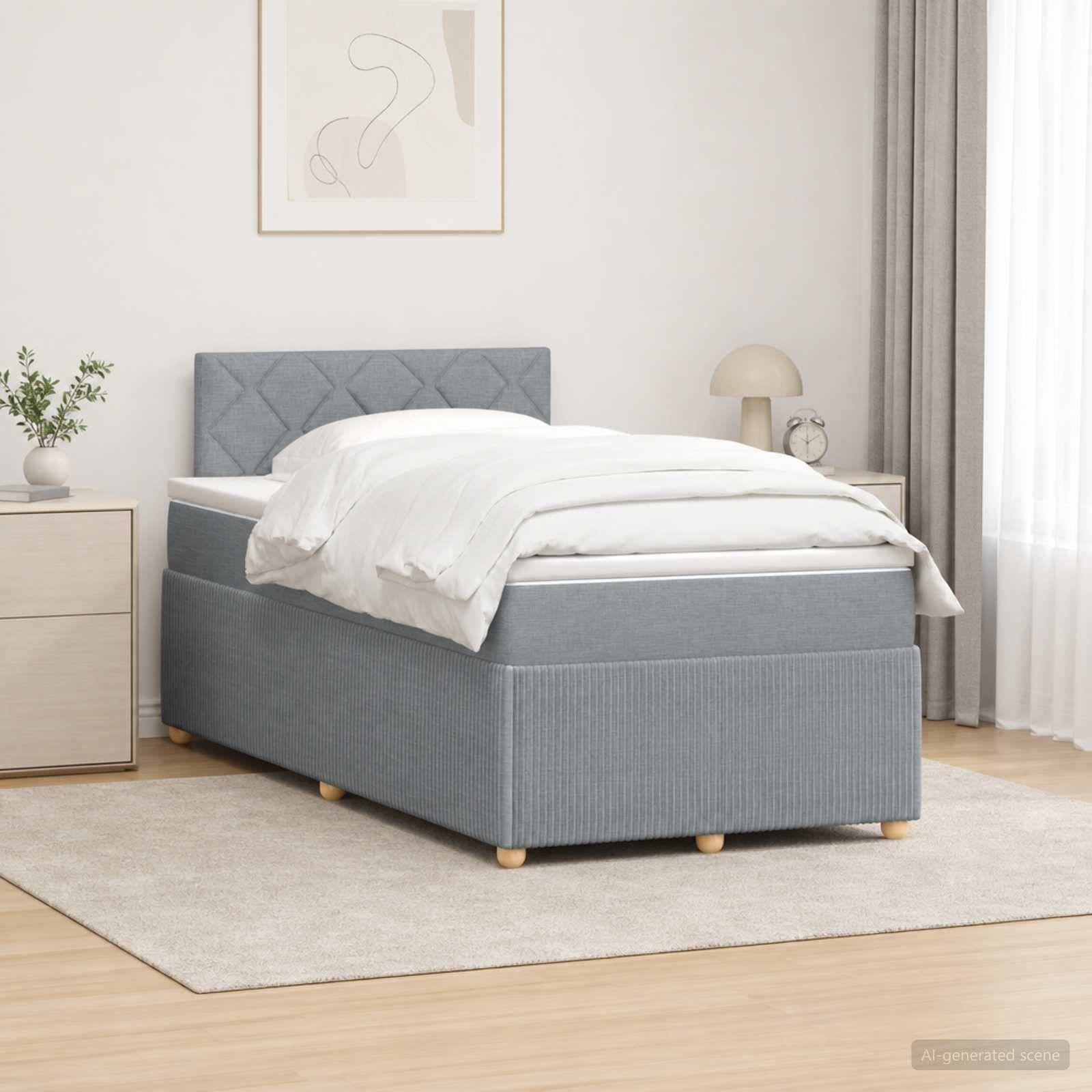 Modernes Schlafzimmer mit einem gemachten Einzelbett in grauer Polsterung, weißer Bettwäsche, Nachttisch, Lampe, Pflanze und leichten Vorhängen auf einem beigefarbenen Teppich.