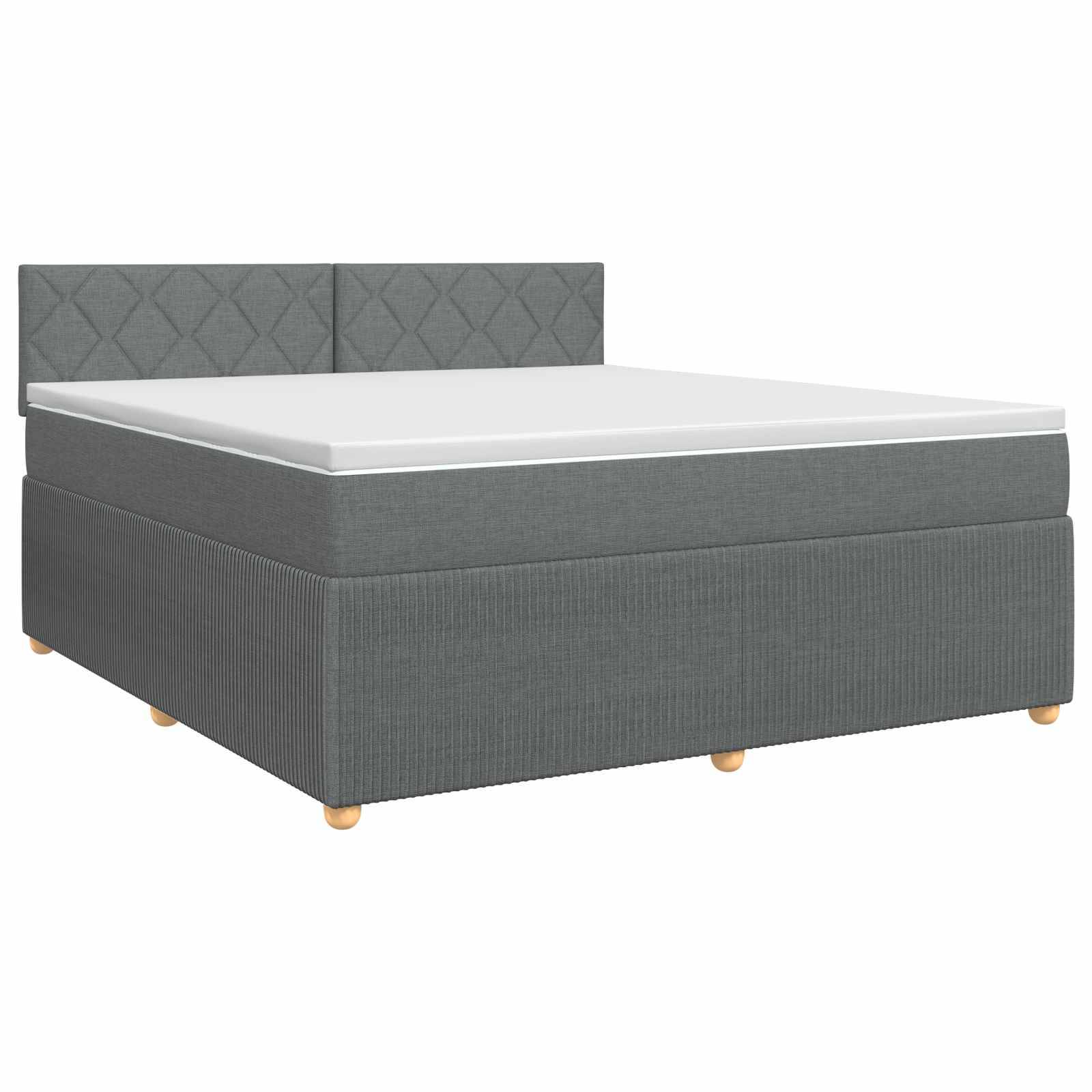 Grau gepolstertes Bett mit weißer Matratze und gepolstertem, mit Rautensteppung verziertem Kopfteil auf Holzbeinen, vor weißem Hintergrund dargestellt.
