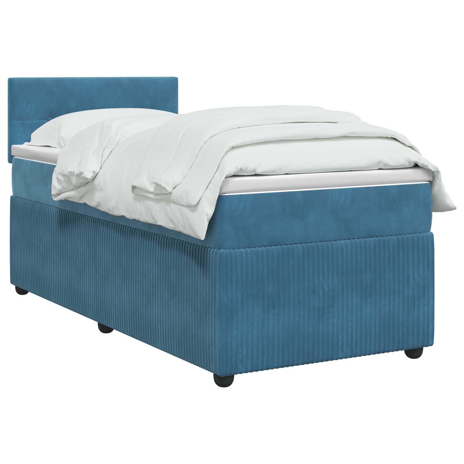 Bett mit blauem Polsterbezug und weißer Bettwäsche, abgebildet auf weißem Hintergrund.
