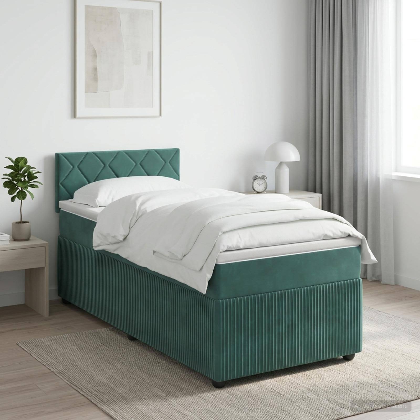 Ein teal-farbenes, gepolstertes Einzelbett mit weißer Bettwäsche in einem hellen, minimalistischen Schlafzimmer, neben einem Nachttisch, einer Lampe, einer Pflanze und einem Fenster.