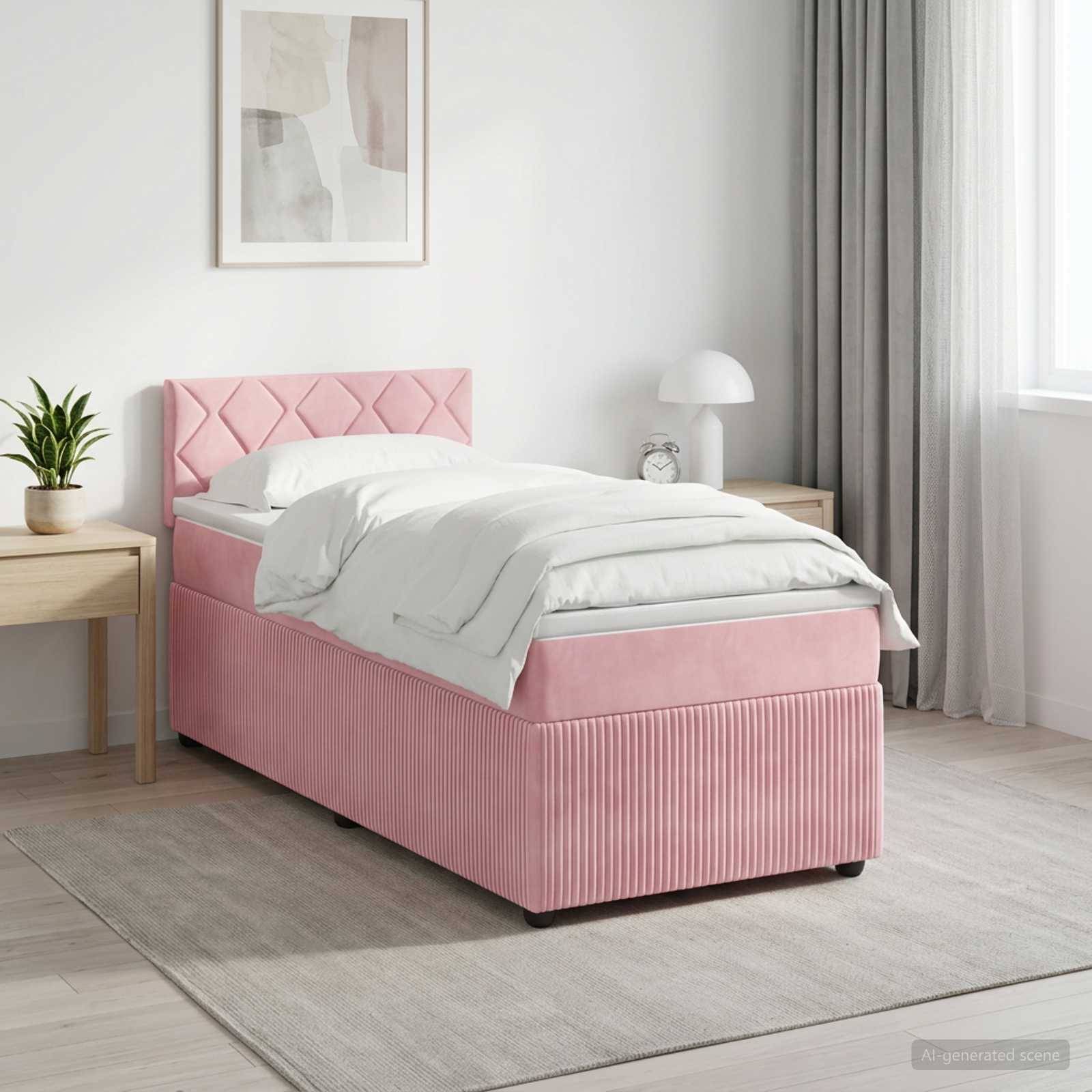 Rosafarbenes, gepolstertes Einzelbett mit weißer Bettwäsche in einem minimalistischen Schlafzimmer, flankiert von Nachttischen, Lampe, Pflanze und Fenstervorhängen.