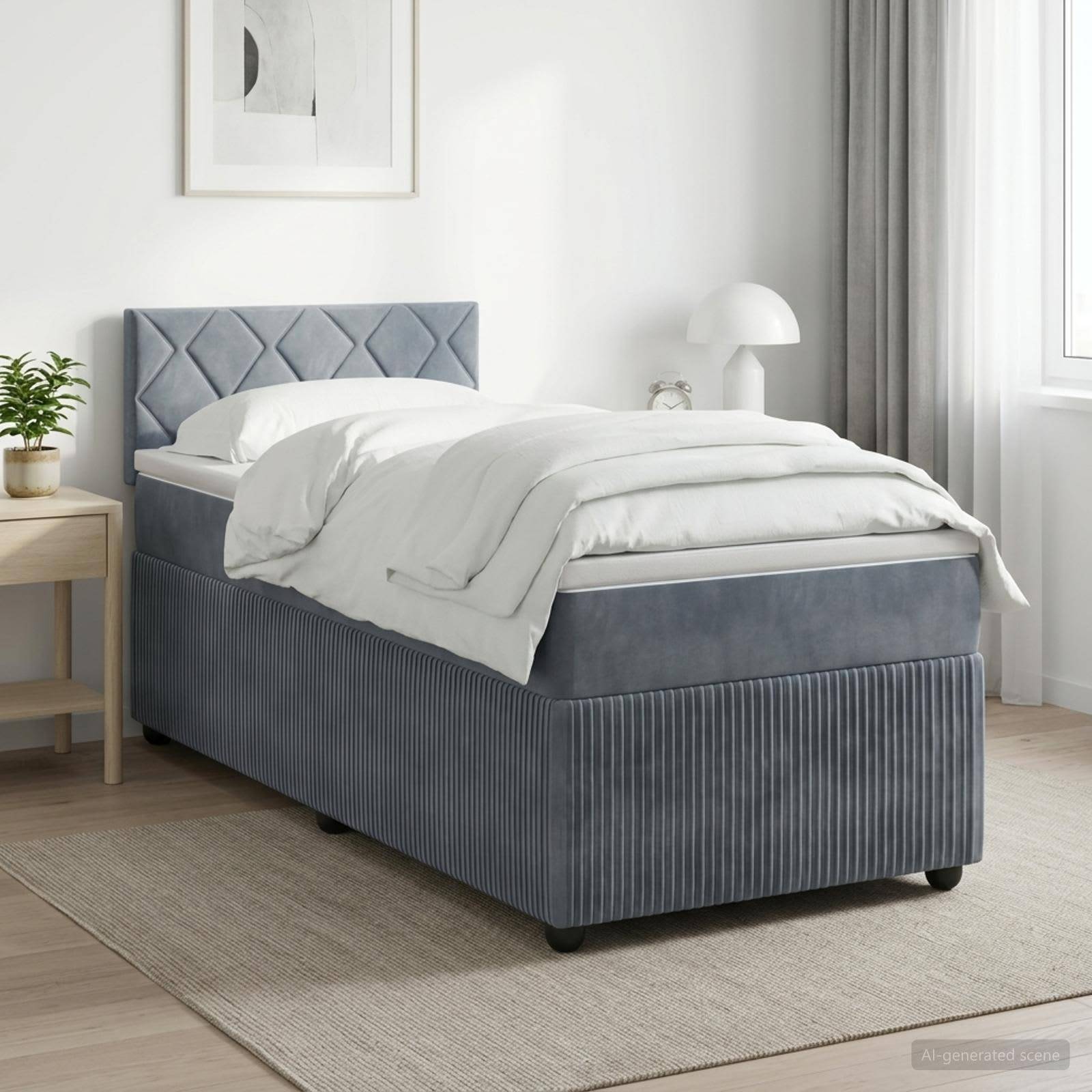 Graues gepolstertes Einzelbett mit weißer Bettwäsche in einem hellen, minimalistischen Schlafzimmer neben einem kleinen Tisch und Fenstervorhängen.
