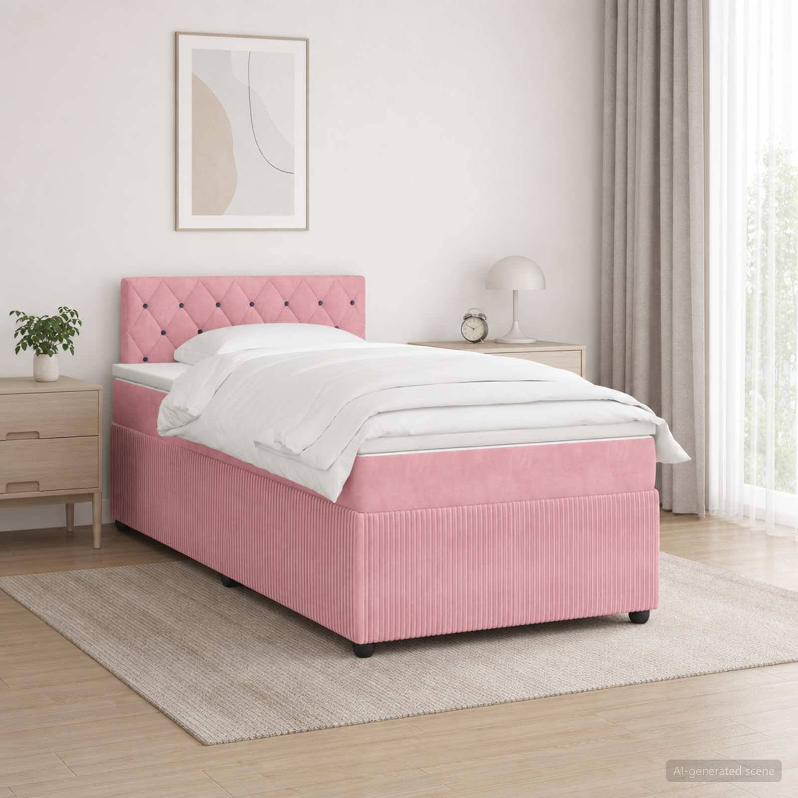 Rosa gepolstertes Bett mit weißer Bettwäsche in einem hellen, minimalistischen Schlafzimmer, flankiert von Nachttischen, einer Lampe, einer Pflanze und Vorhängen.