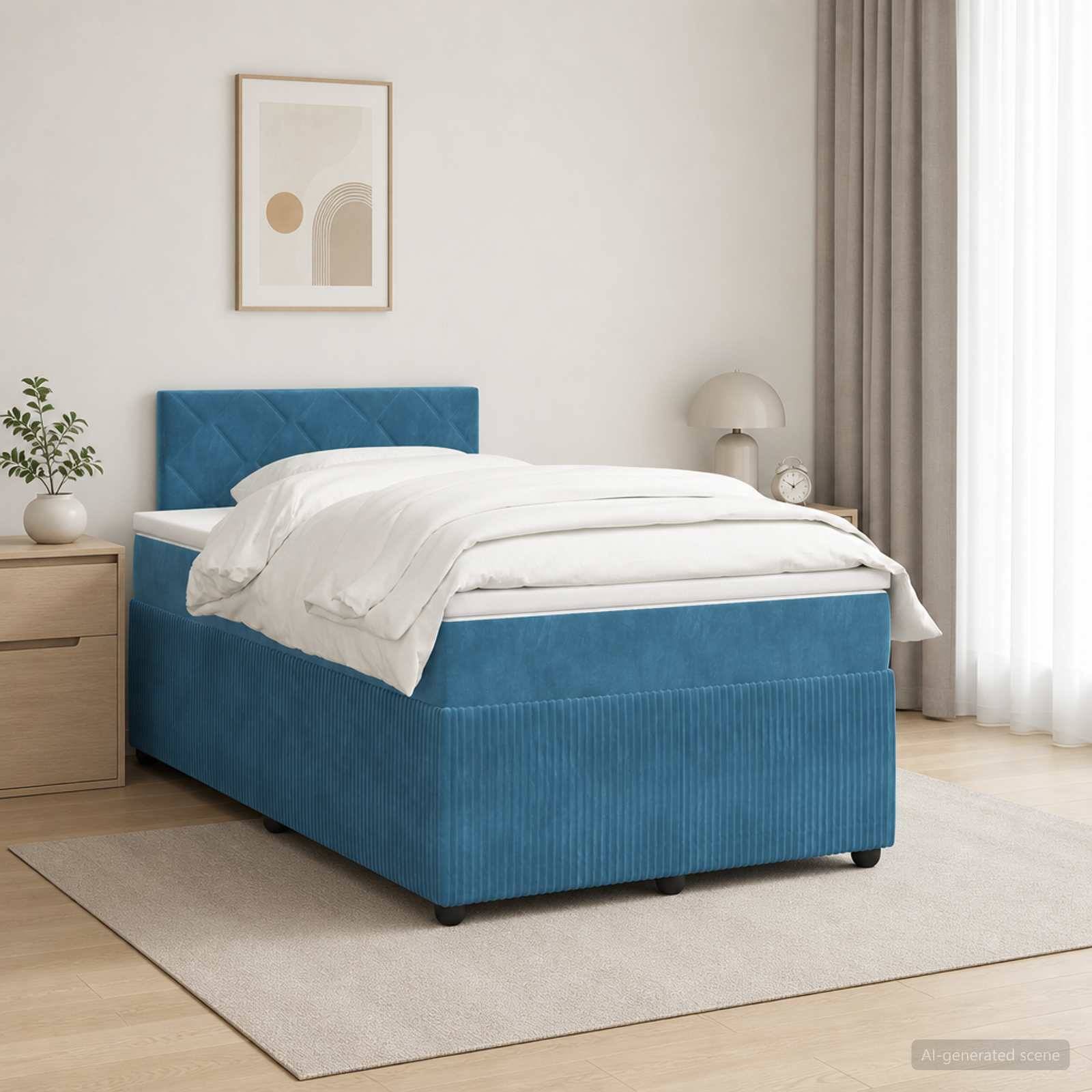 Blaues gepolstertes Bett mit weißer Bettwäsche in einem minimalistischen Schlafzimmer, neben einem Nachttisch und einer Lampe in der Nähe eines Fensters.