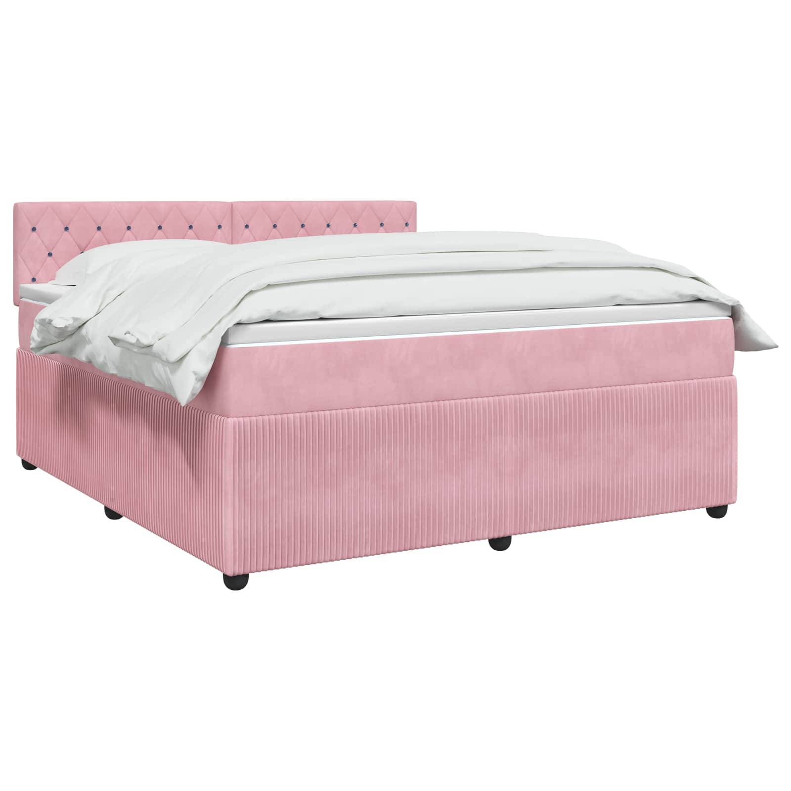 Rosa gepolstertes Bett mit gestepptem Kopfteil und weißer Bettwäsche auf weißem Hintergrund.