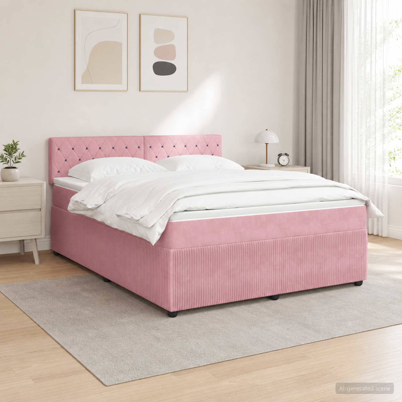 Rosa gepolstertes Bett mit gestepptem Kopfteil in einem hellen, minimalistischen Schlafzimmer, gezeigt mit weißer Bettwäsche, Nachttischen und gerahmter Wandkunst.