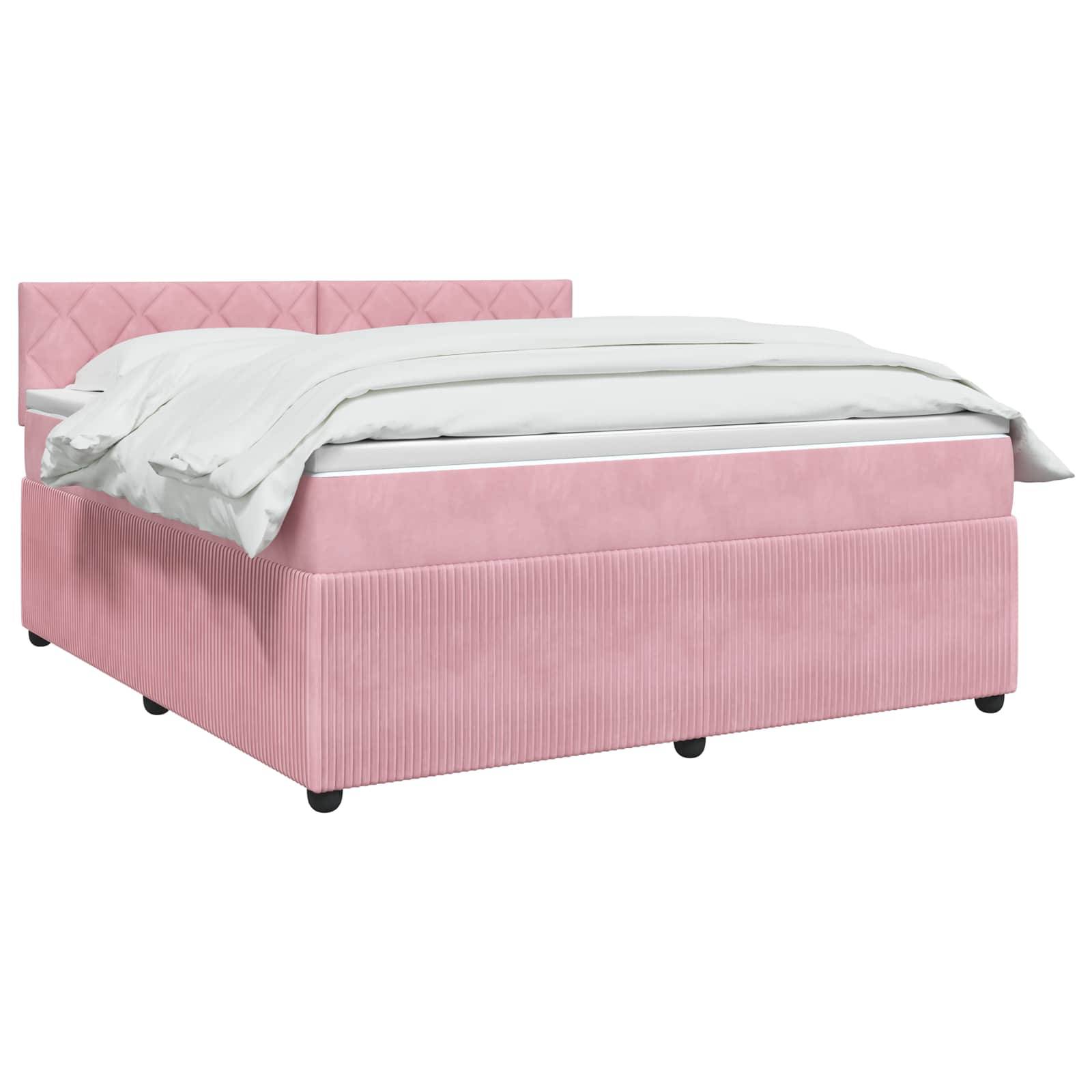 Bett mit rosa Polsterung und gestepptem Kopfteil, weiße Bettwäsche und Stauraumbasis auf weißem Hintergrund.