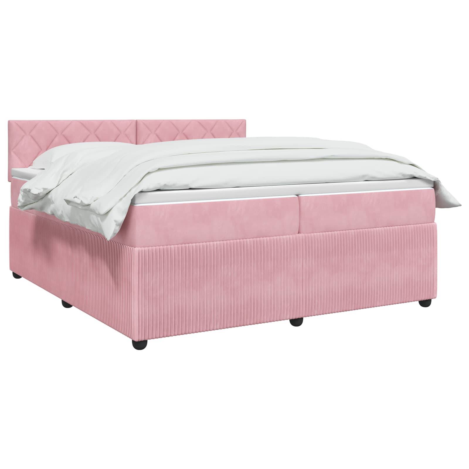Rosa gepolstertes Bett mit gestepptem Kopfteil, weißer Bettwäsche und Stauraumbasis auf weißem Hintergrund.