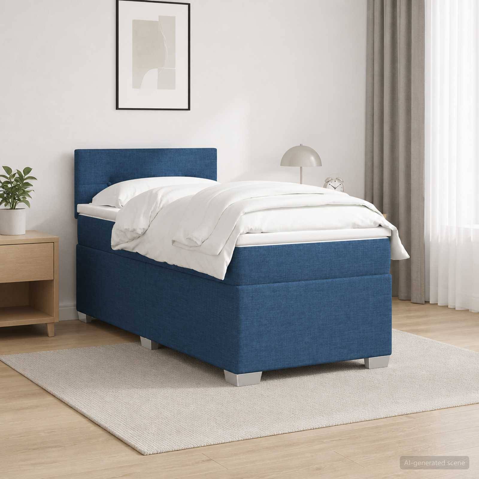 Blaugepolstertes Plattformbett mit weißer Bettwäsche in einem minimalistischen Schlafzimmer neben einem Nachttisch, einer Lampe und Vorhängen.