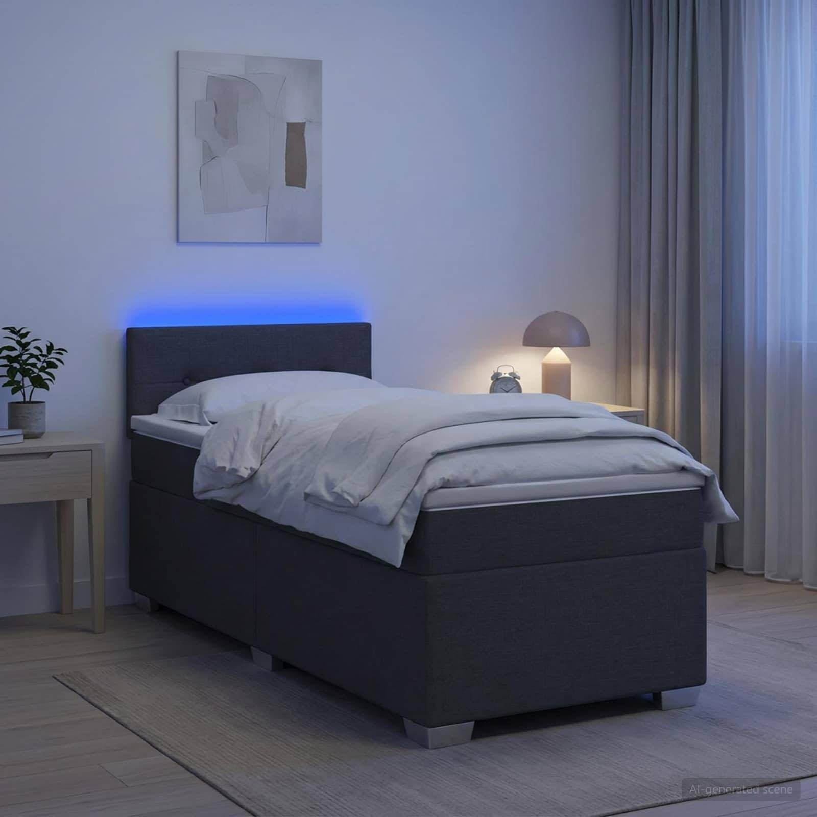 Modernes Schlafzimmer mit ungemachtem Bett, blauer Kopfleuchtenbeleuchtung, Nachttischlampe, Pflanze und Vorhängen neben einem Fenster.