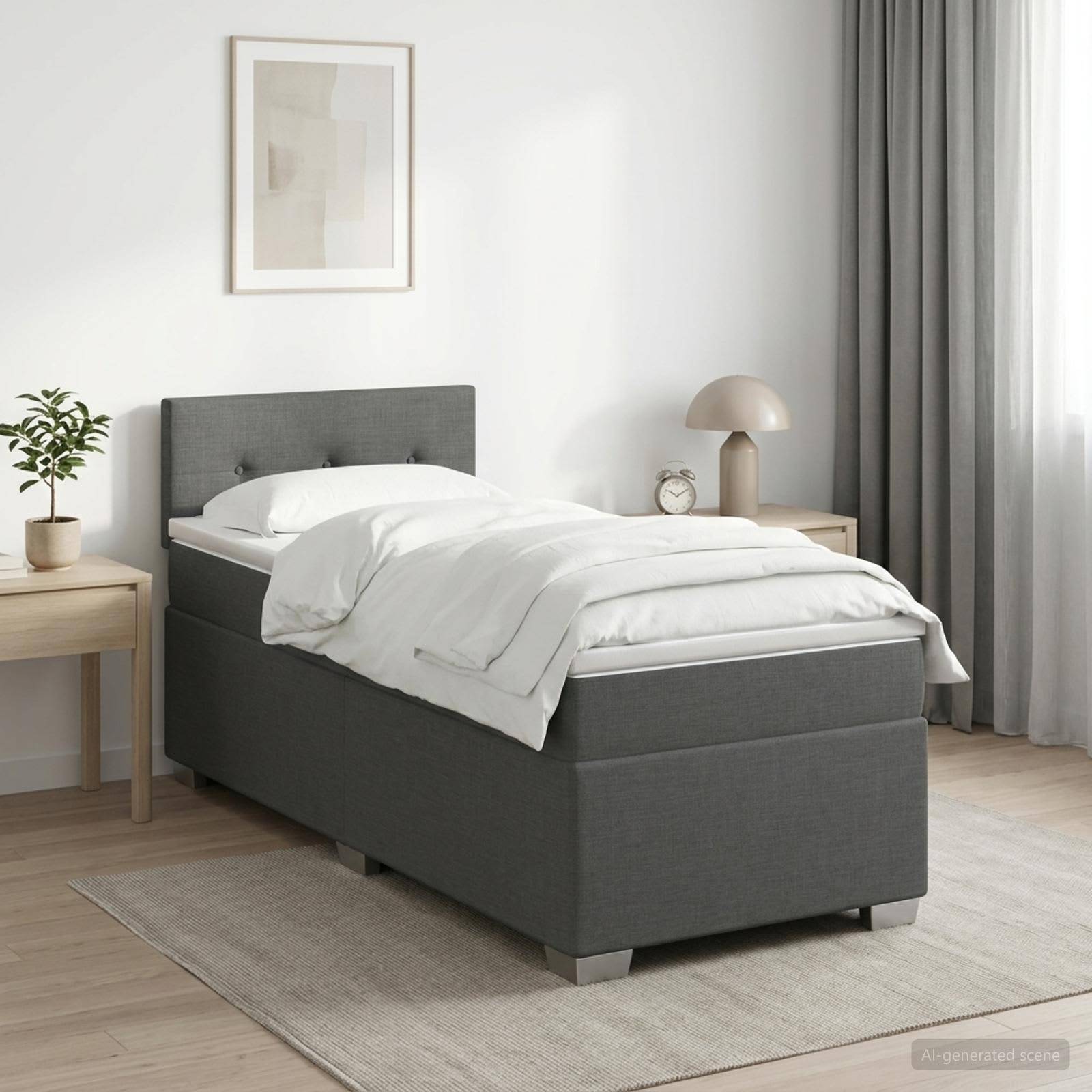 Ein minimalistisches Schlafzimmer mit einem grau gepolsterten Bett, bezogen mit weißer Bettwäsche, flankiert von einem Nachttisch mit einer Pflanze und einer Lampe neben einem Fenster mit Vorhängen.