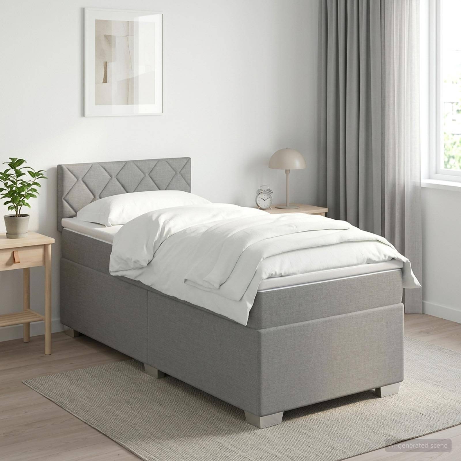 Grises Einzelbett mit Polsterung und rautenförmig gestepptem Kopfteil, weiße Bettwäsche, Nachttische, Lampe, Pflanze und Vorhänge in einem hellen Schlafzimmer.