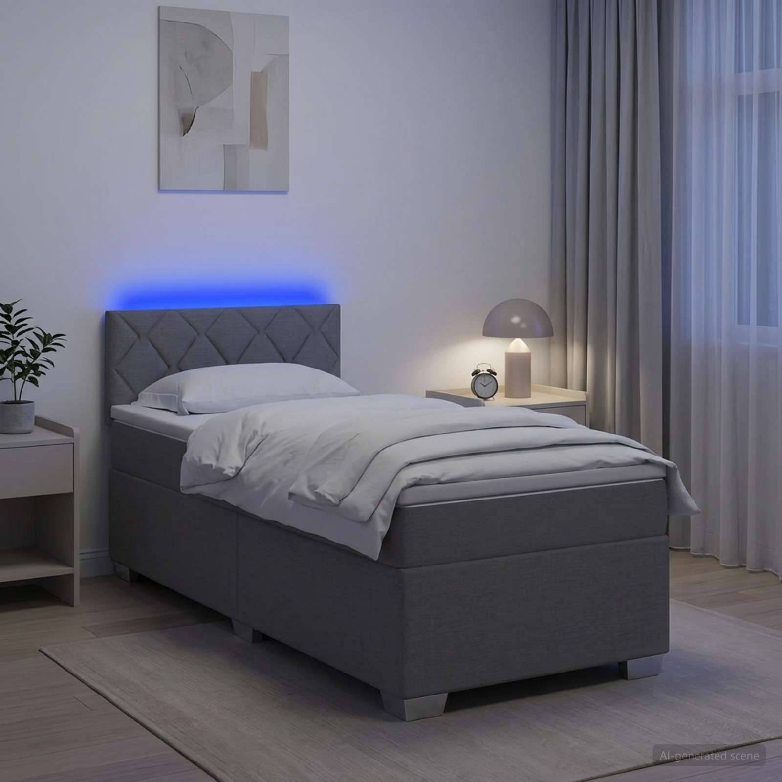 Modernes grau gepolstertes Bett in einem minimalistischen Schlafzimmer mit blauer Kopfleuchten-Beleuchtung, Nachttischlampe, Uhr und durchscheinenden Vorhängen.