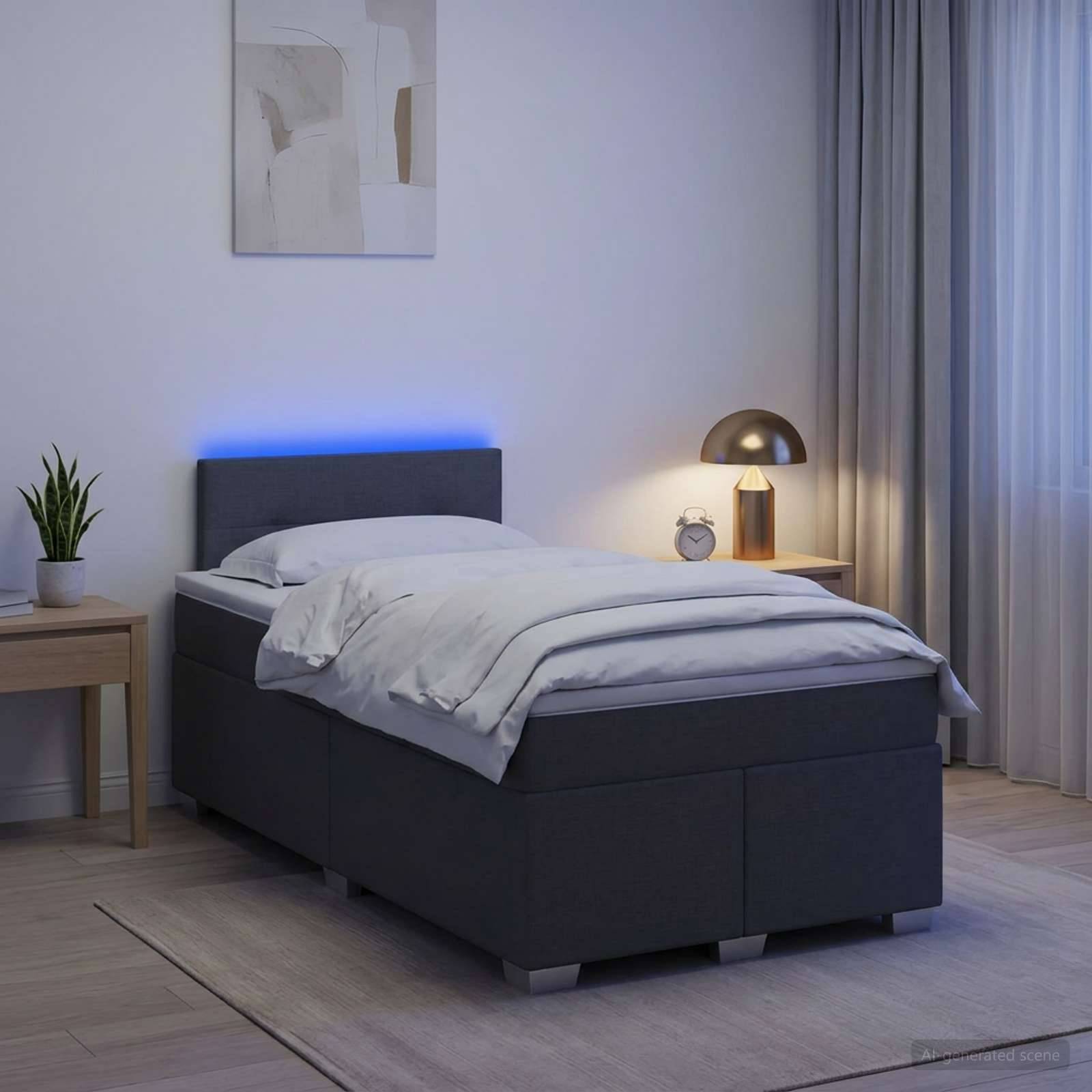 Modernes Schlafzimmer mit einem Einzelbett, blauer LED-Kopfleuchte, Nachttischlampe und Uhr, Vorhängen und einer Pflanze neben einem kleinen Tisch.