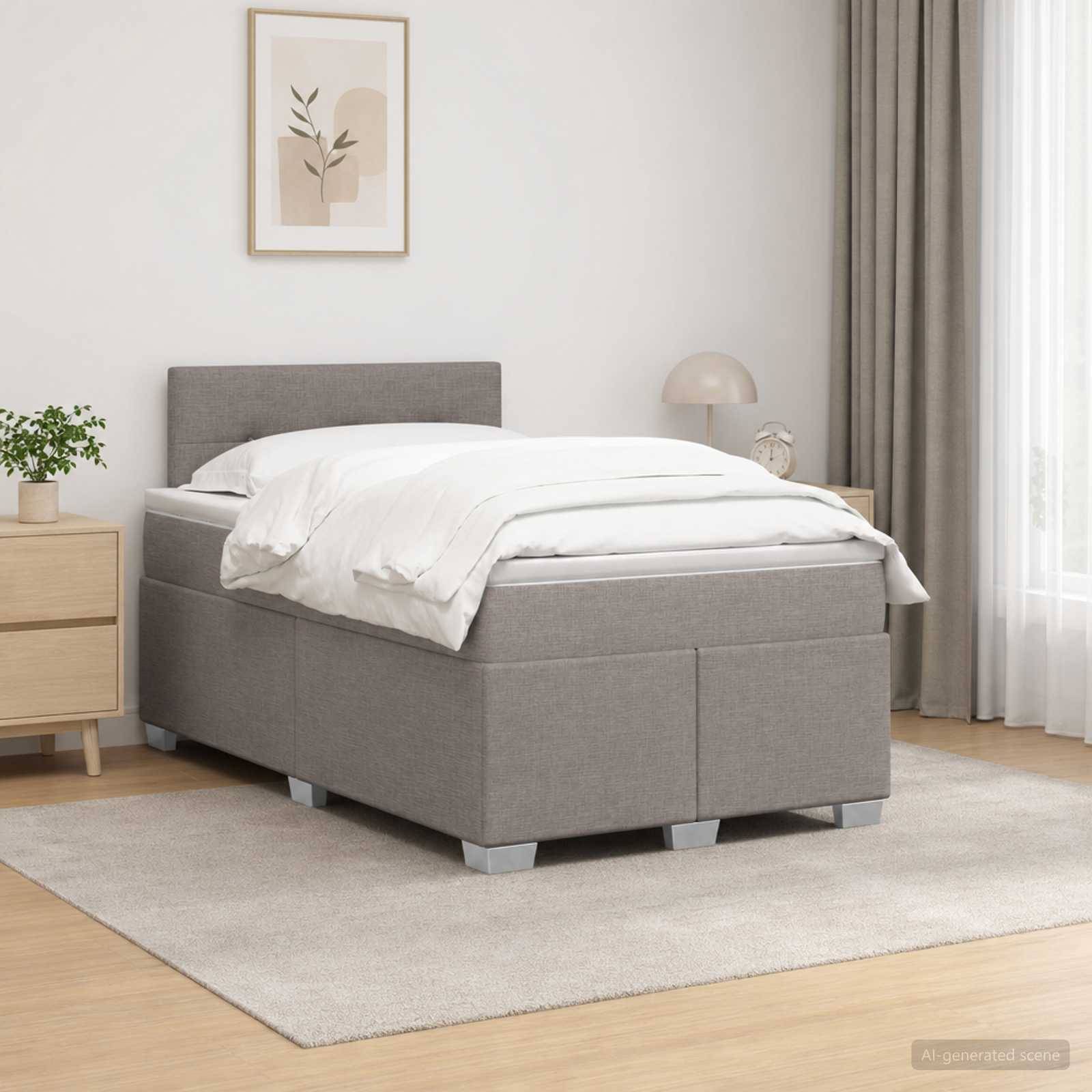 Grau gepolstertes Einzelbett mit weißer Bettwäsche in einem hellen, minimalistischen Schlafzimmer, neben einem Nachttisch und einer Lampe, auf einem hellen Teppich.