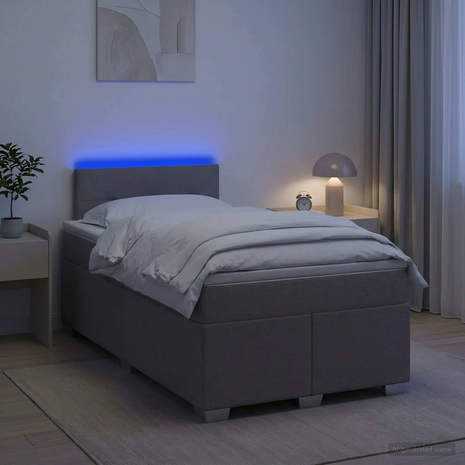 Modernes grau gepolstertes Bett in einem sanft beleuchteten Schlafzimmer, mit blauer LED-Kopfleuchte, Nachttischlampe, Pflanze und Vorhängen.