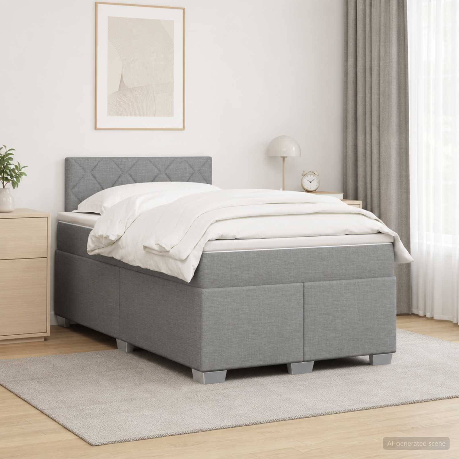 Graugepolstertes Bett mit weißer Bettwäsche in einem hellen, minimalistischen Schlafzimmer, neben einem Nachttisch, einer Lampe und einem mit Vorhängen bedeckten Fenster.