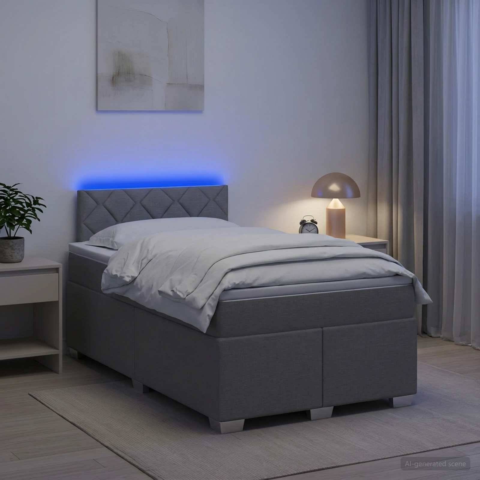 Modernes grau gepolstertes Bett in einem sanft beleuchteten Schlafzimmer, mit blauer LED-Kopfleuchtenbeleuchtung, weißer Bettwäsche, Nachttischlampe und Vorhängen.