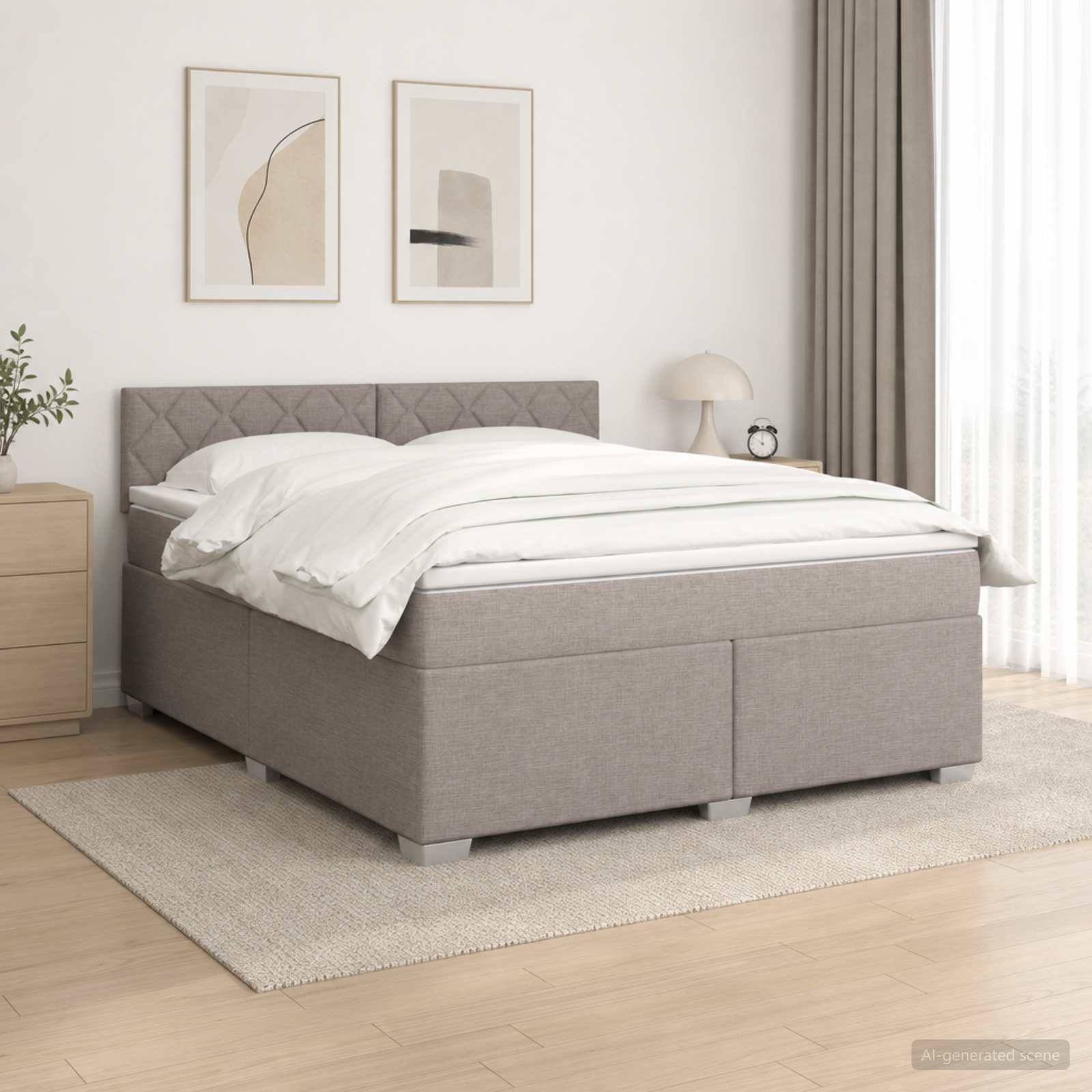 Ein modernes graues gepolstertes Bett mit weißer Bettwäsche in einem hellen minimalistischen Schlafzimmer, gezeigt mit Nachttisch, Lampe, Wandkunst und Teppich.