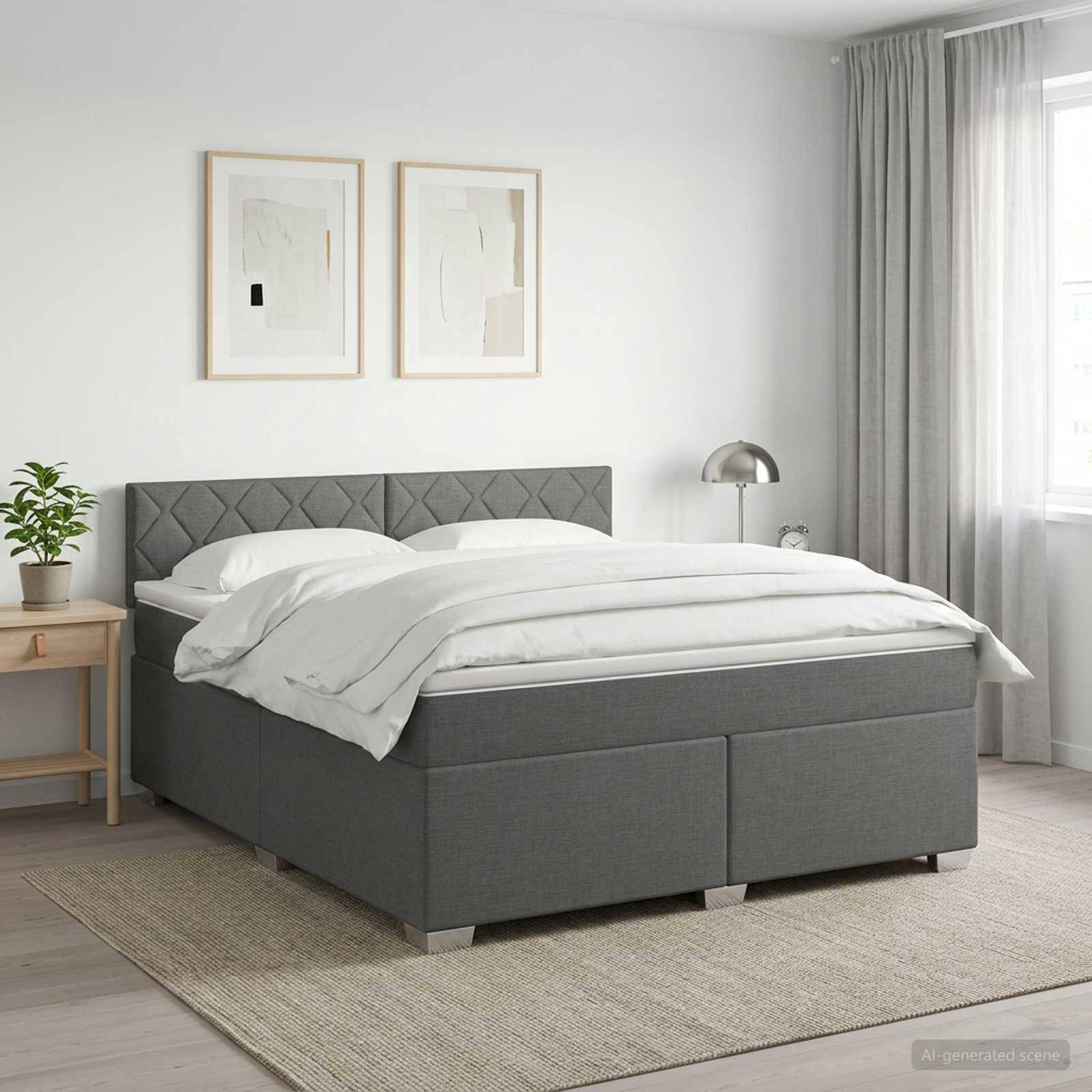 Minimalistisches Schlafzimmer mit einem grau gepolsterten Bett, weißer Bettwäsche, Nachttisch, Lampe, gerahmtem Wandbild und großem Fenster mit Vorhängen.