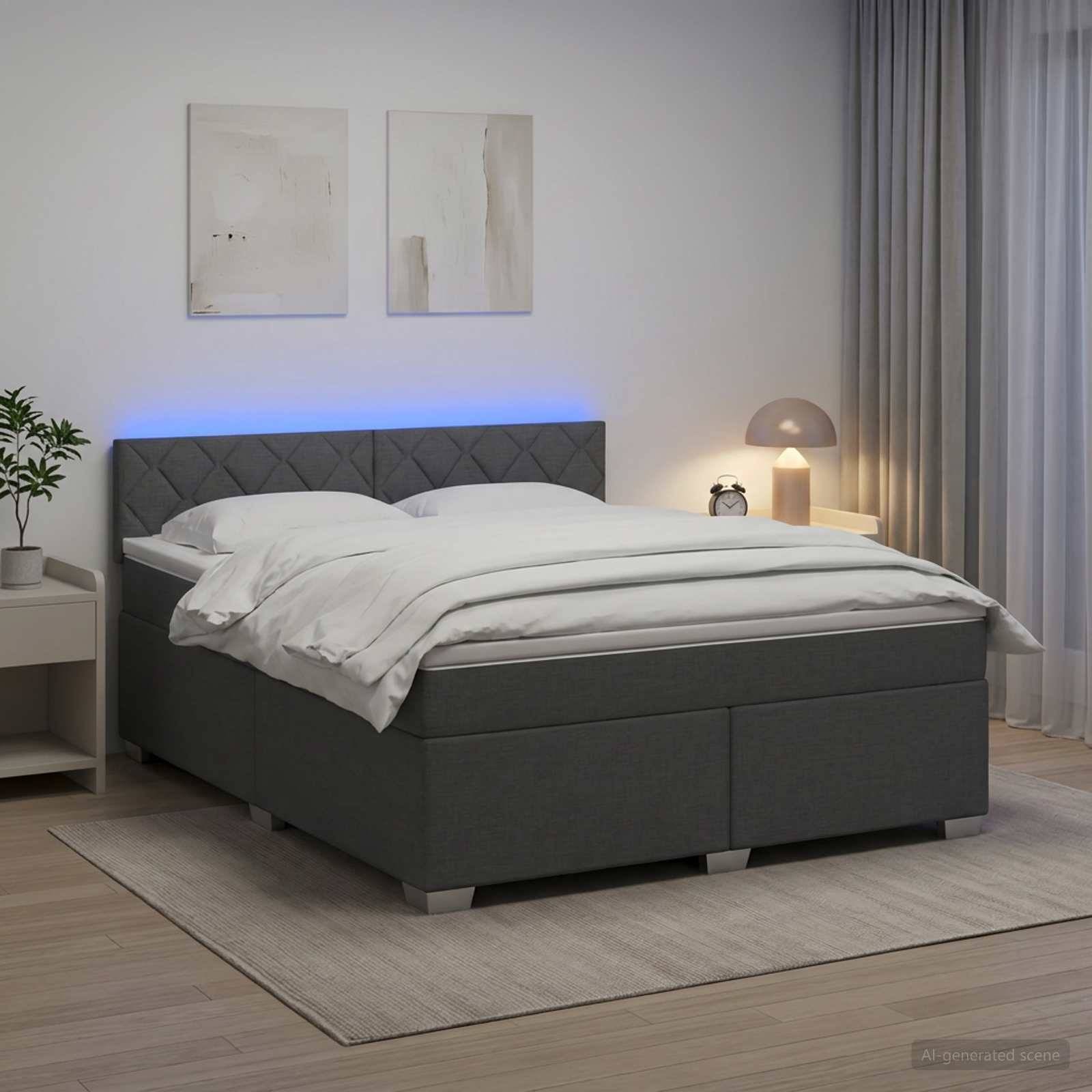 Modernes Schlafzimmer mit einem grau gepolsterten Bett, weißer Bettwäsche, blauem beleuchteten Kopfteil, Nachttischlampe und kleinem Nachttisch.