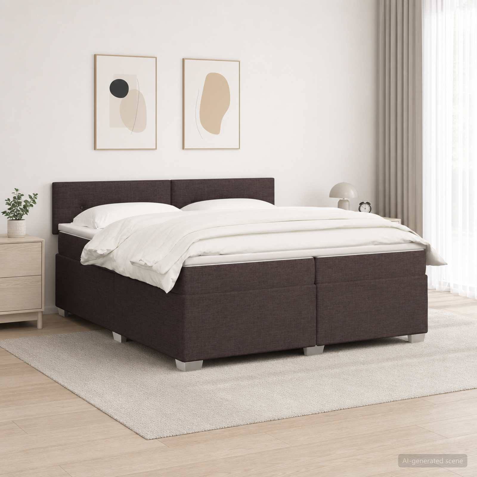 Modernes Schlafzimmer mit einem dunkel gepolsterten Bett, das mit weißer Bettwäsche bezogen ist, flankiert von einem kleinen Nachttisch und einer Lampe, unter zwei abstrakten Wanddrucken.