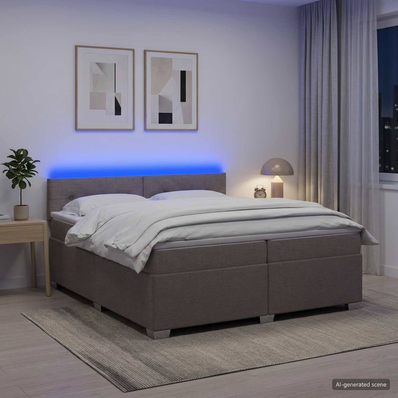 Modernes Schlafzimmer mit einem grau gepolsterten Bett, das von einem blauen Kopfleuchten-Glühen beleuchtet wird, Rahmenkunst darüber, Nachttisch, Lampe, Pflanze und Fenstervorhänge.