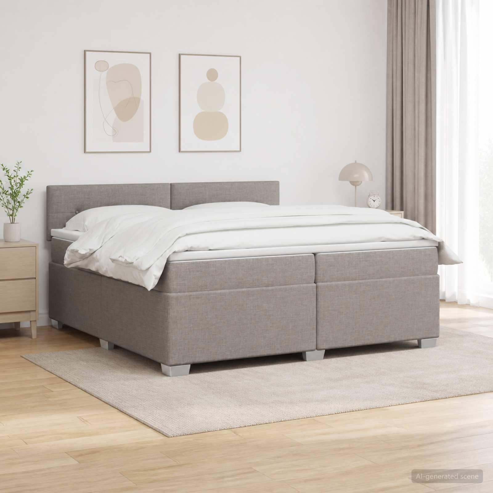 Minimalistisches Schlafzimmer mit einem grauen gepolsterten Bett, weißer Bettwäsche, Nachttisch, abstrakter Wandkunst und weichem natürlichem Licht.