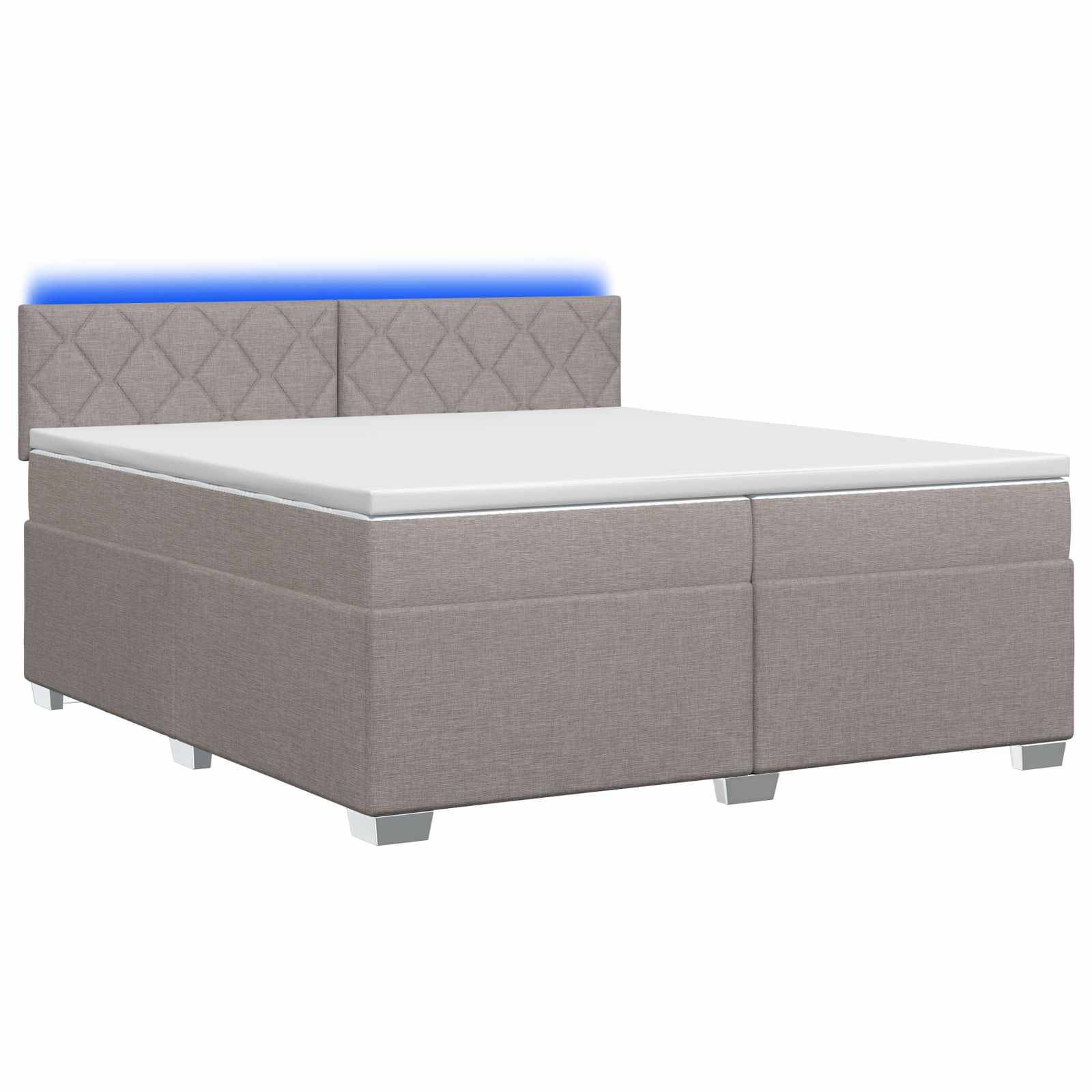 Grau gepolstertes Bett mit gepolstertem gestepptem Kopfteil und weiße Matratze auf weißem Hintergrund.