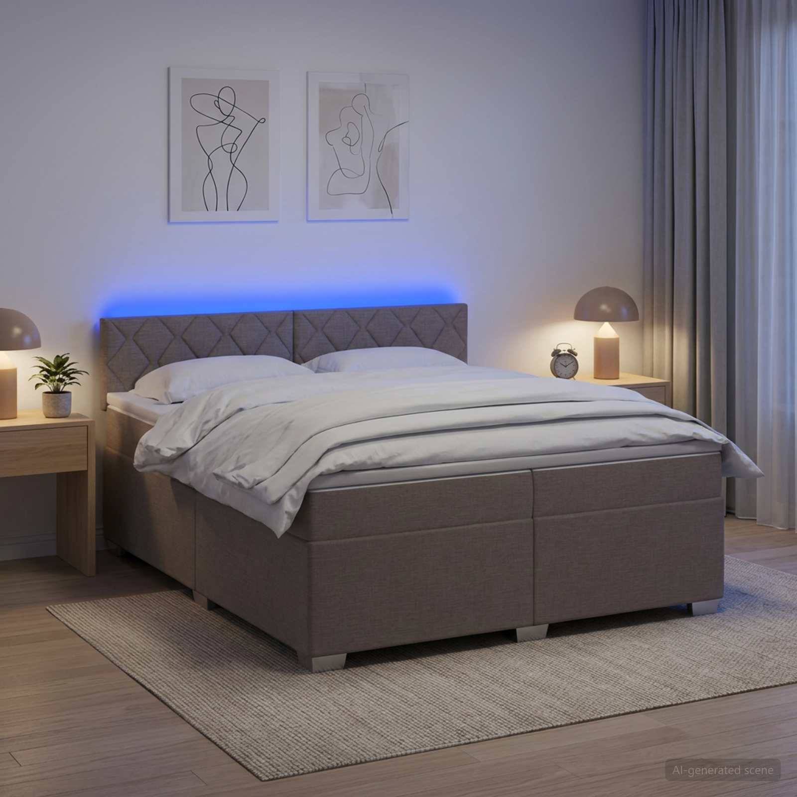 Modernes Schlafzimmer mit Doppelbett, blauer LED-Kopfleuchte, Nachttischlampen, Wandkunst, Gardinen und Teppich auf Holzfußboden.