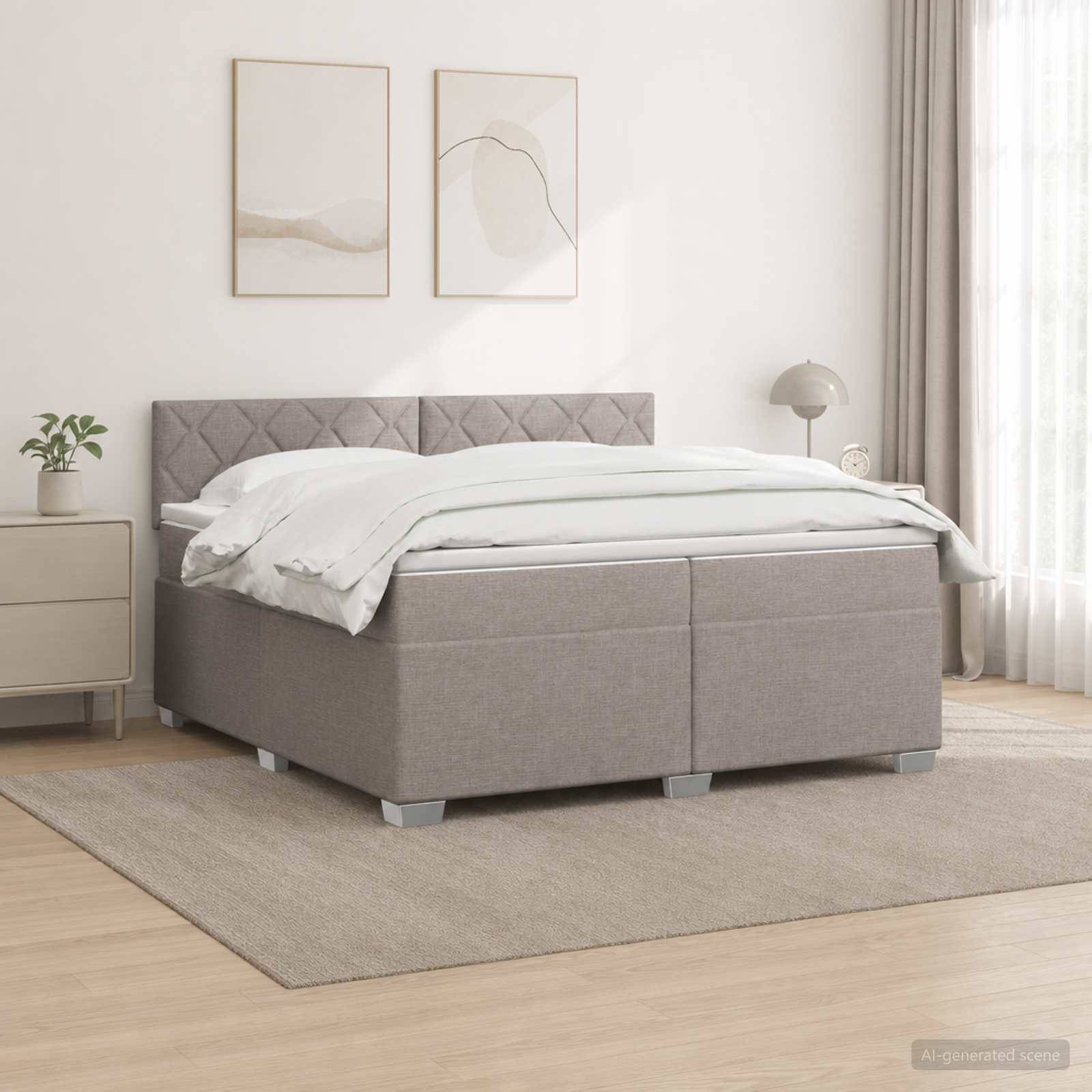 Ein modernes grau gepolstertes Bett mit Schubladen zum Verstauen in einem hellen minimalistischen Schlafzimmer, bezogen mit weißer Bettwäsche neben einem Nachttisch und einer Lampe.