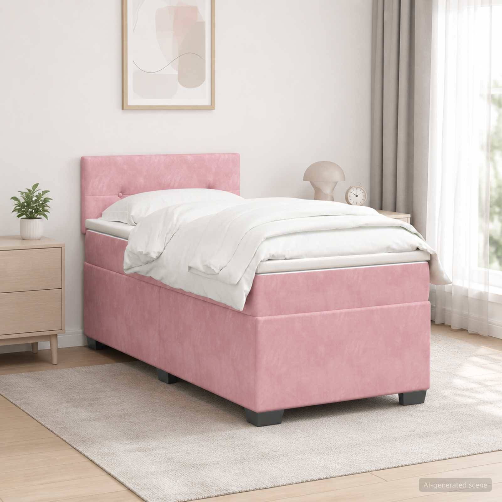 Rosa gepolstertes Einzelbett mit weißer Bettwäsche in einem hellen, minimalistischen Schlafzimmer neben einem Fenster, Nachttisch und Teppich.