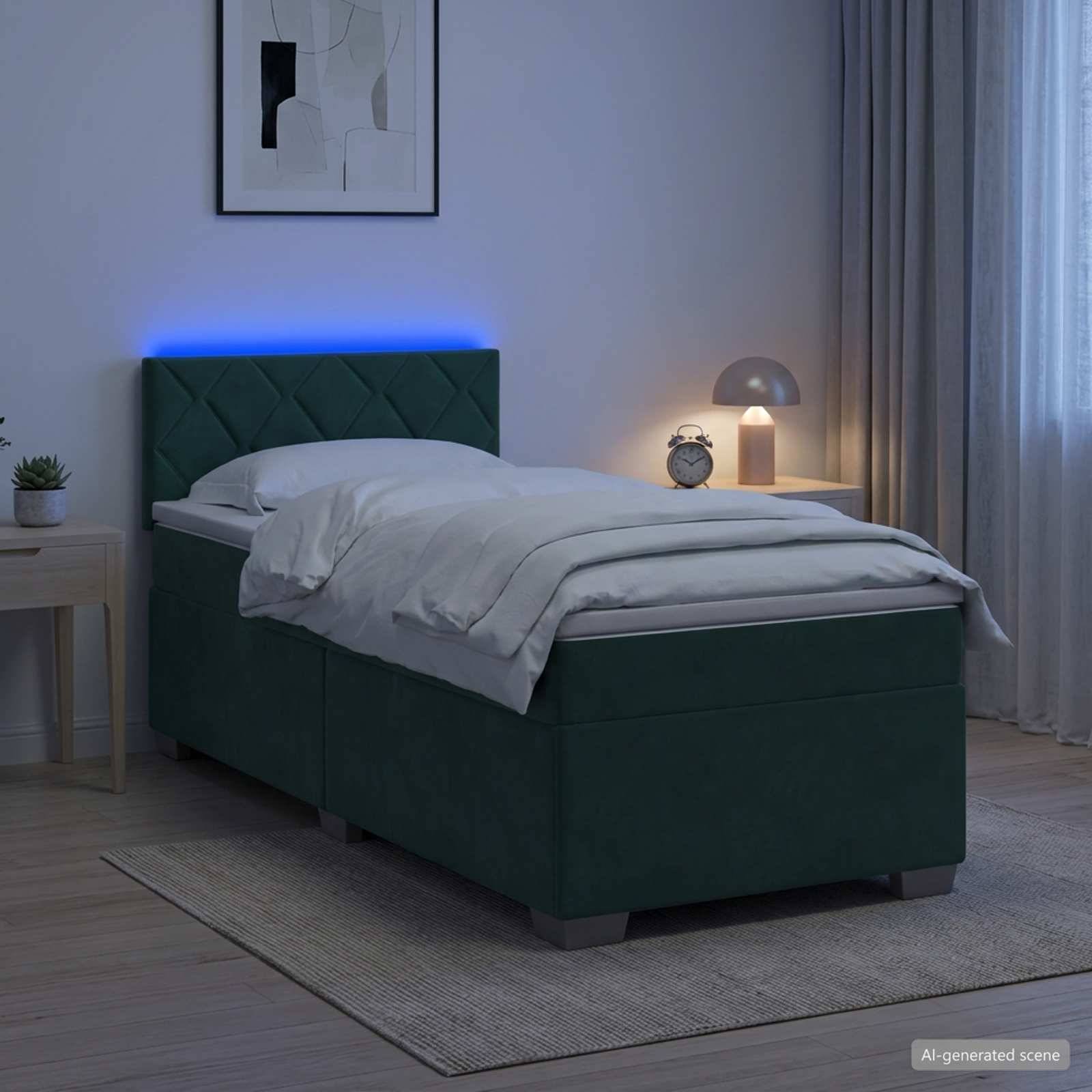 Modernes Schlafzimmer mit einem grün gepolsterten Bett, weißer Bettwäsche, blauer Kopfleuchtenbeleuchtung, Nachttisch, Lampe und Vorhängen.