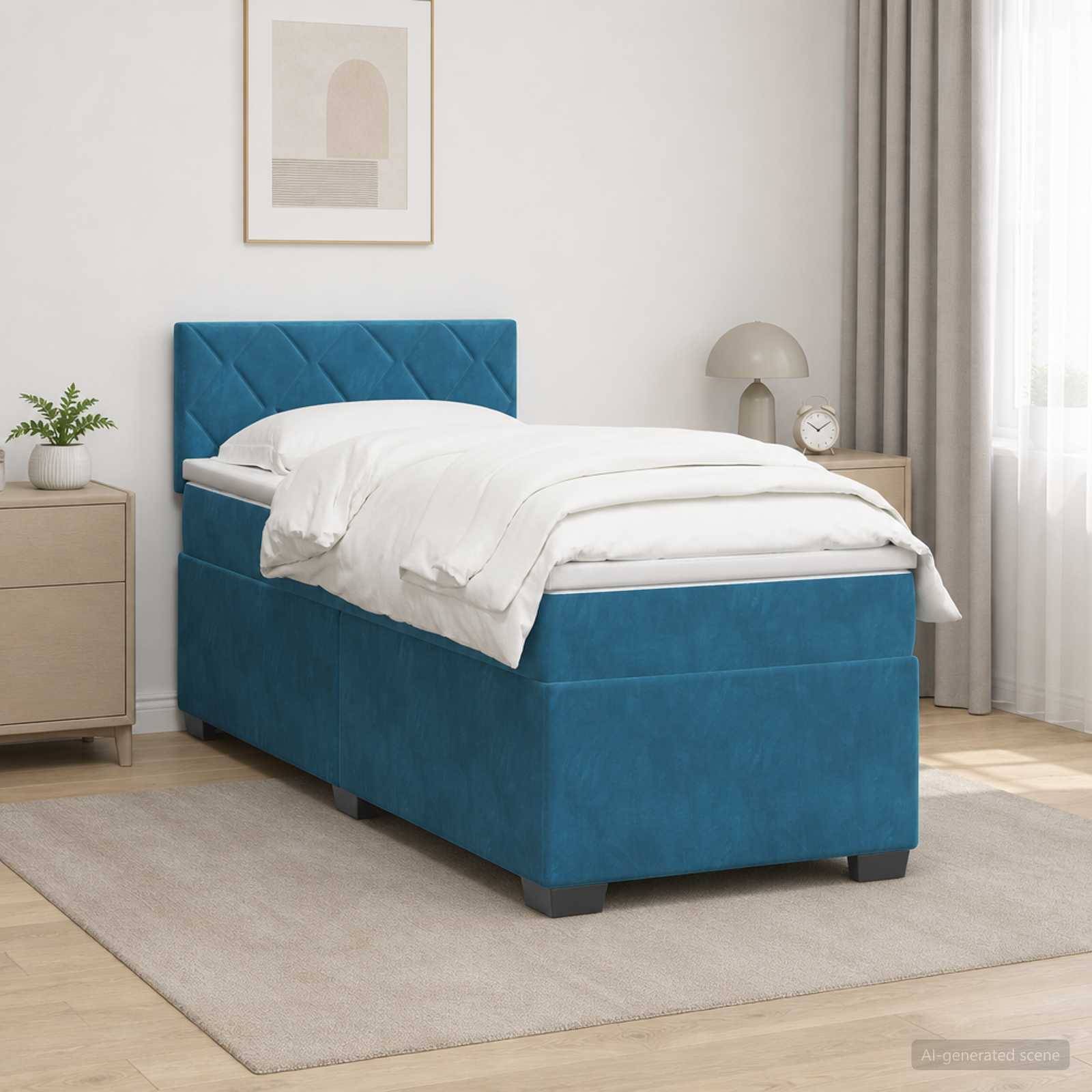 Blaues gepolstertes Einzelbett mit weißer Bettwäsche in einem minimalistischen Schlafzimmer, neben einem Nachttisch, einer Lampe und einem Fenster mit Vorhängen.