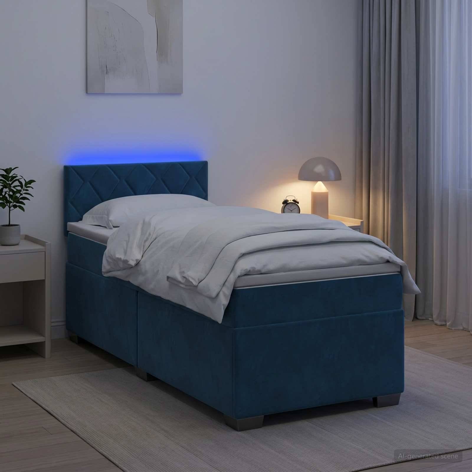 Modernes Schlafzimmer mit einem blau gepolsterten Einzelbett, das mit blauem Kopflicht leuchtet, weißer Bettwäsche, Nachttischlampe, Nachttisch, Pflanze und Vorhängen.