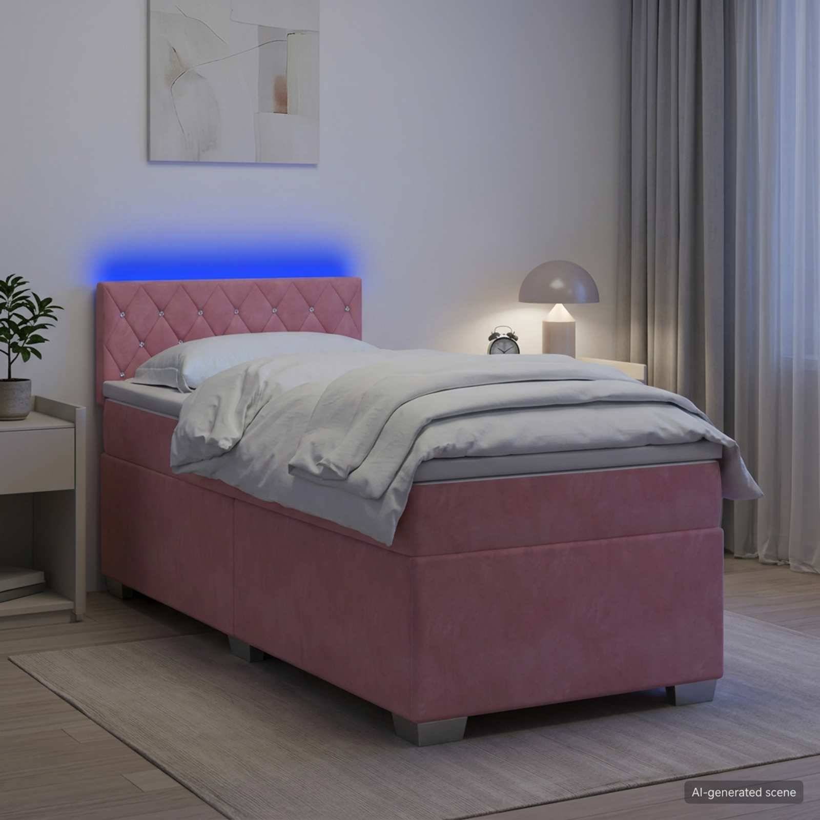 Rosa gepolstertes Bett mit weißer Bettwäsche in einem modernen Schlafzimmer mit blaubeleuchteter Kopfleiste, Nachttischleuchte und Vorhängen.