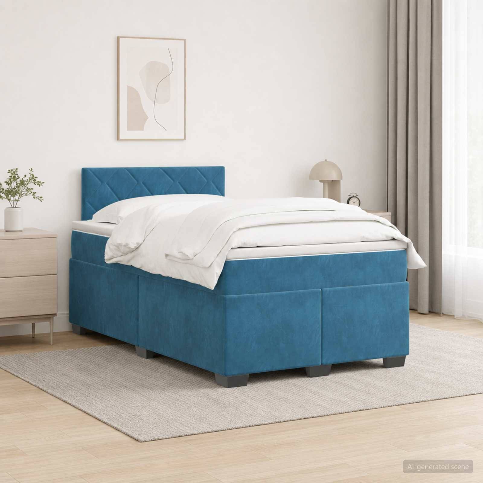 Blaugepolstertes Speicherbett mit weißer Bettwäsche in einem hellen, minimalistischen Schlafzimmer, gezeigt mit Nachttisch, Lampe, Teppich und Wandkunst.