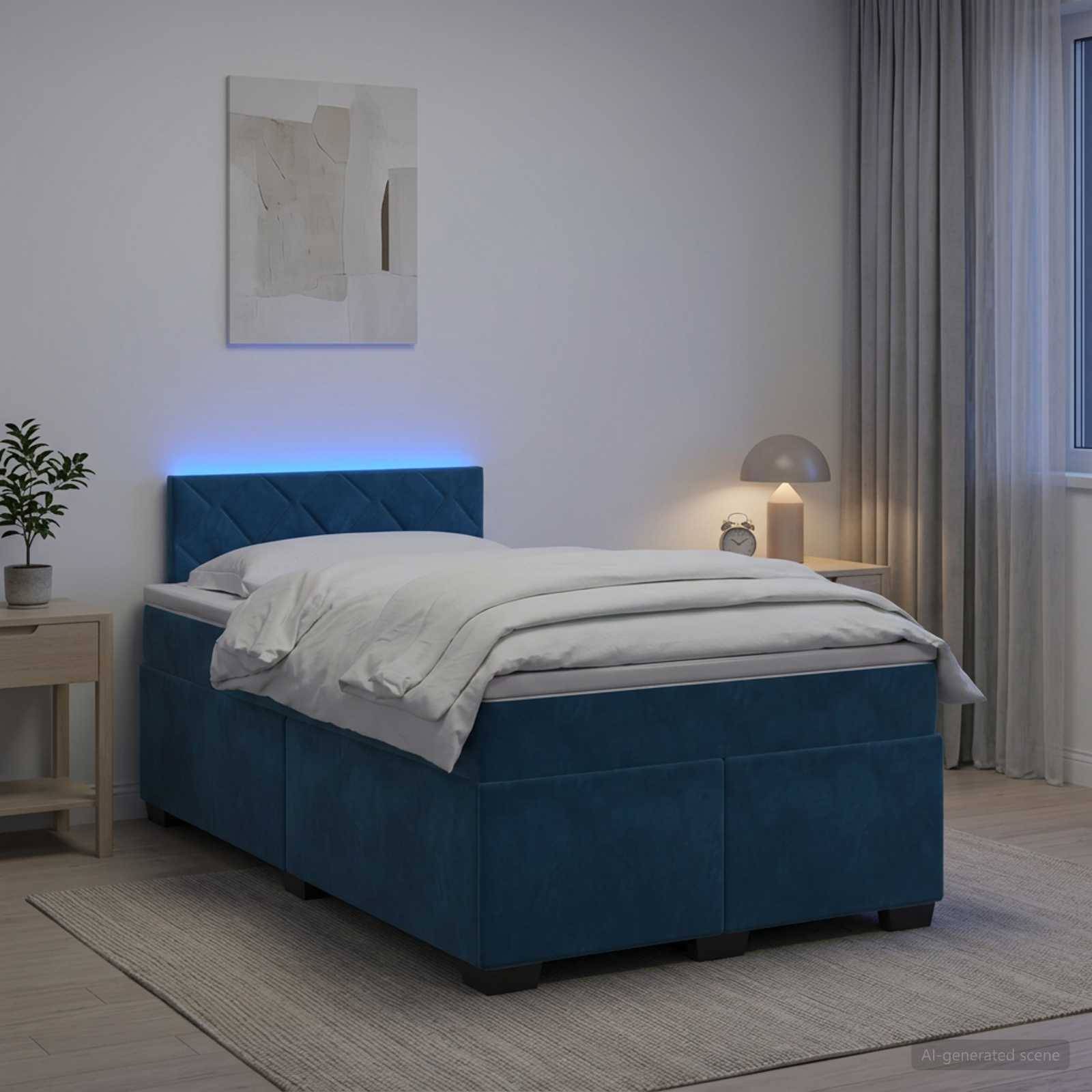 Ein modernes Schlafzimmer mit einem blaugepolsterten Bett, weißer Bettwäsche, einer Nachttischlampe, einer kleinen Pflanze und gerahmter Wandkunst im sanften Tageslicht.