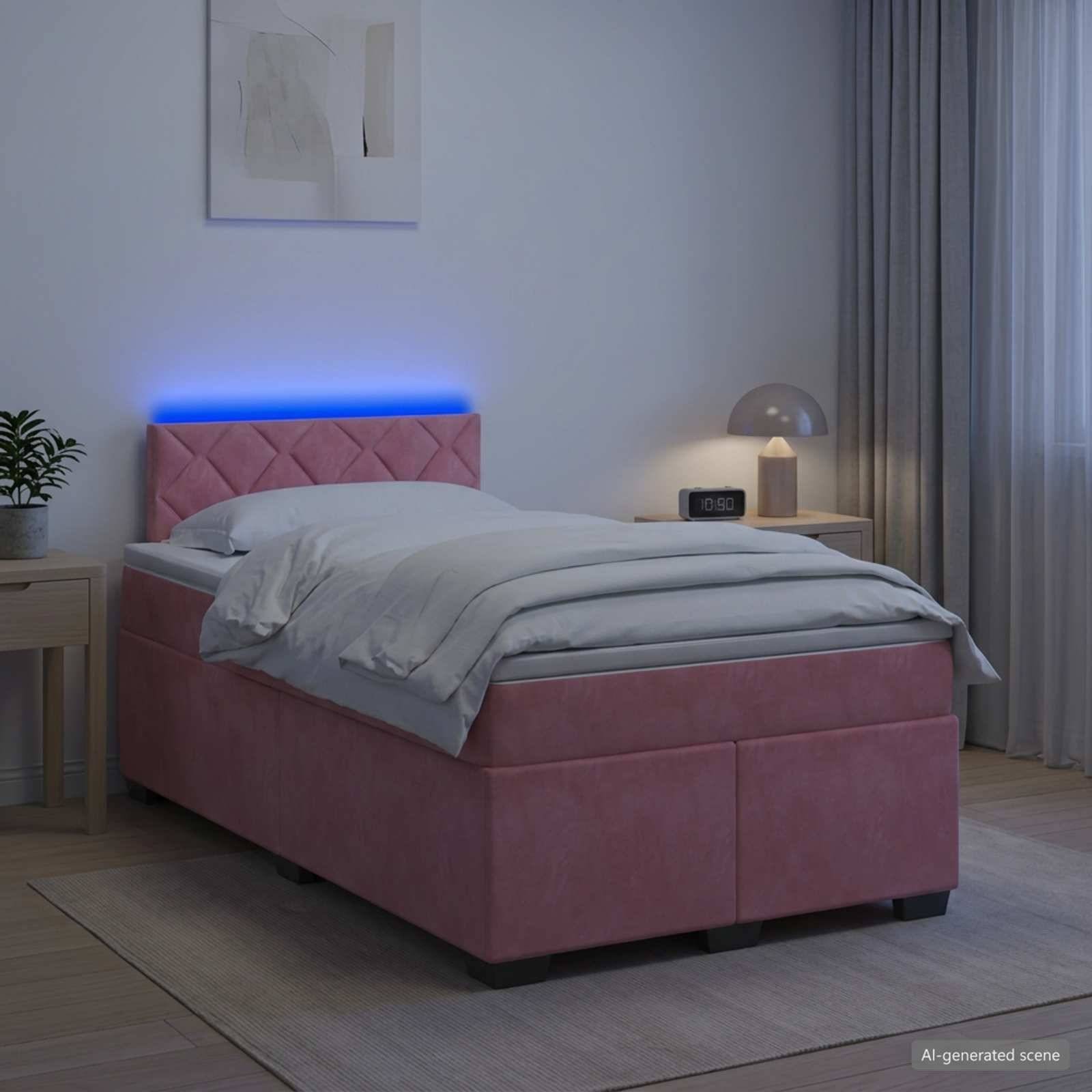 Rosafarbenes, gepolstertes Bett mit weißer Bettwäsche und blauem LED-Kopfleuchten-Glühen in einem minimalistischen Schlafzimmer mit Nachttischen, Lampe, Pflanze und Vorhängen.