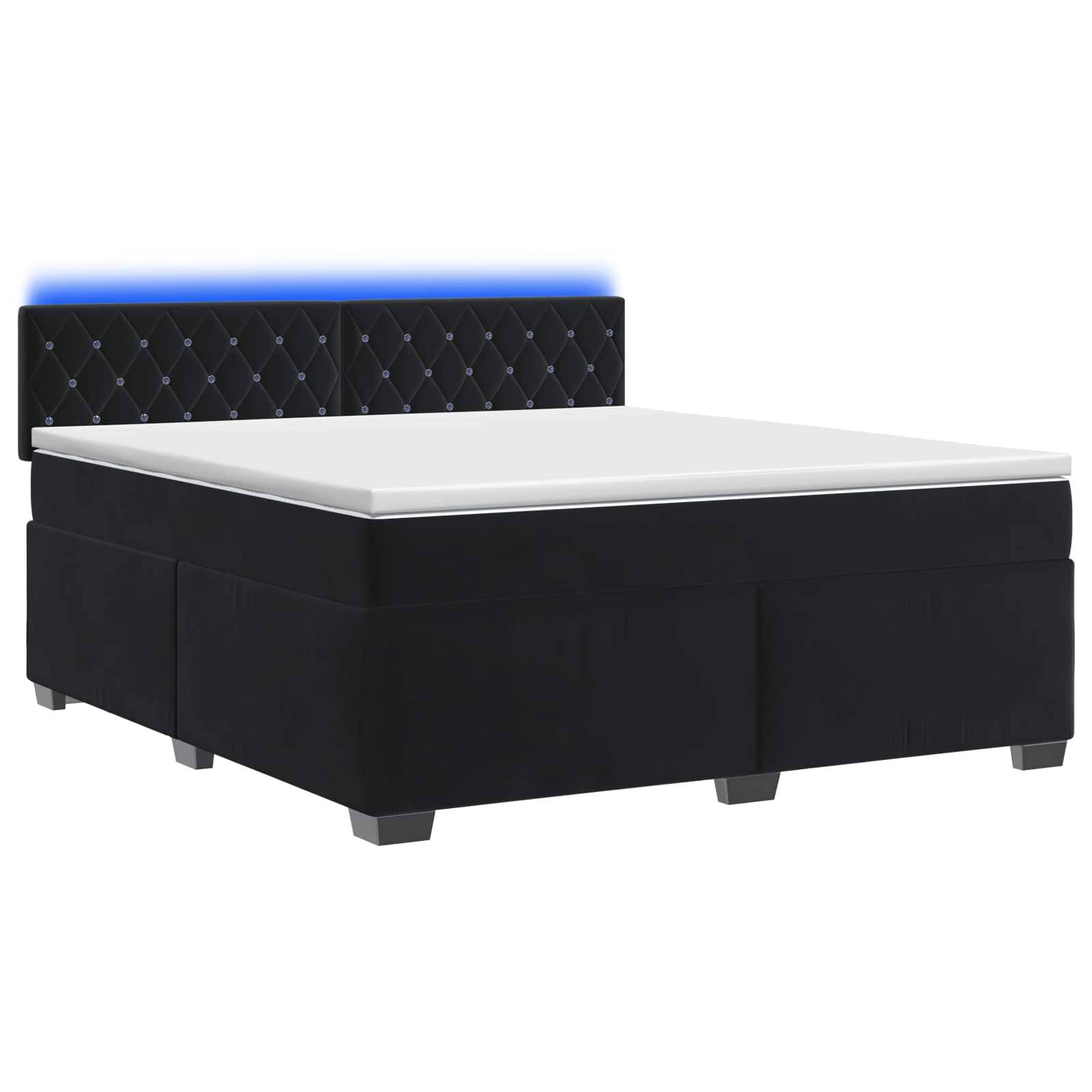 Schwarzes gepolstertes Bett mit gestepptem Kopfteil und dezenter blauer LED-Hintergrundbeleuchtung, gezeigt mit einer weißen Matratze auf neutralem Hintergrund.