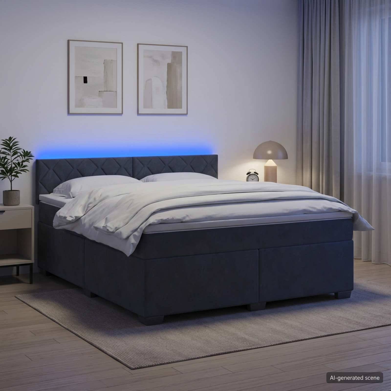 Modernes Schlafzimmer mit dunkel gepolstertem Bett, weißer Bettwäsche, blauem Kopfleuchtenlicht, Nachttischlampe, gerahmten Wandbildern und Vorhängen.