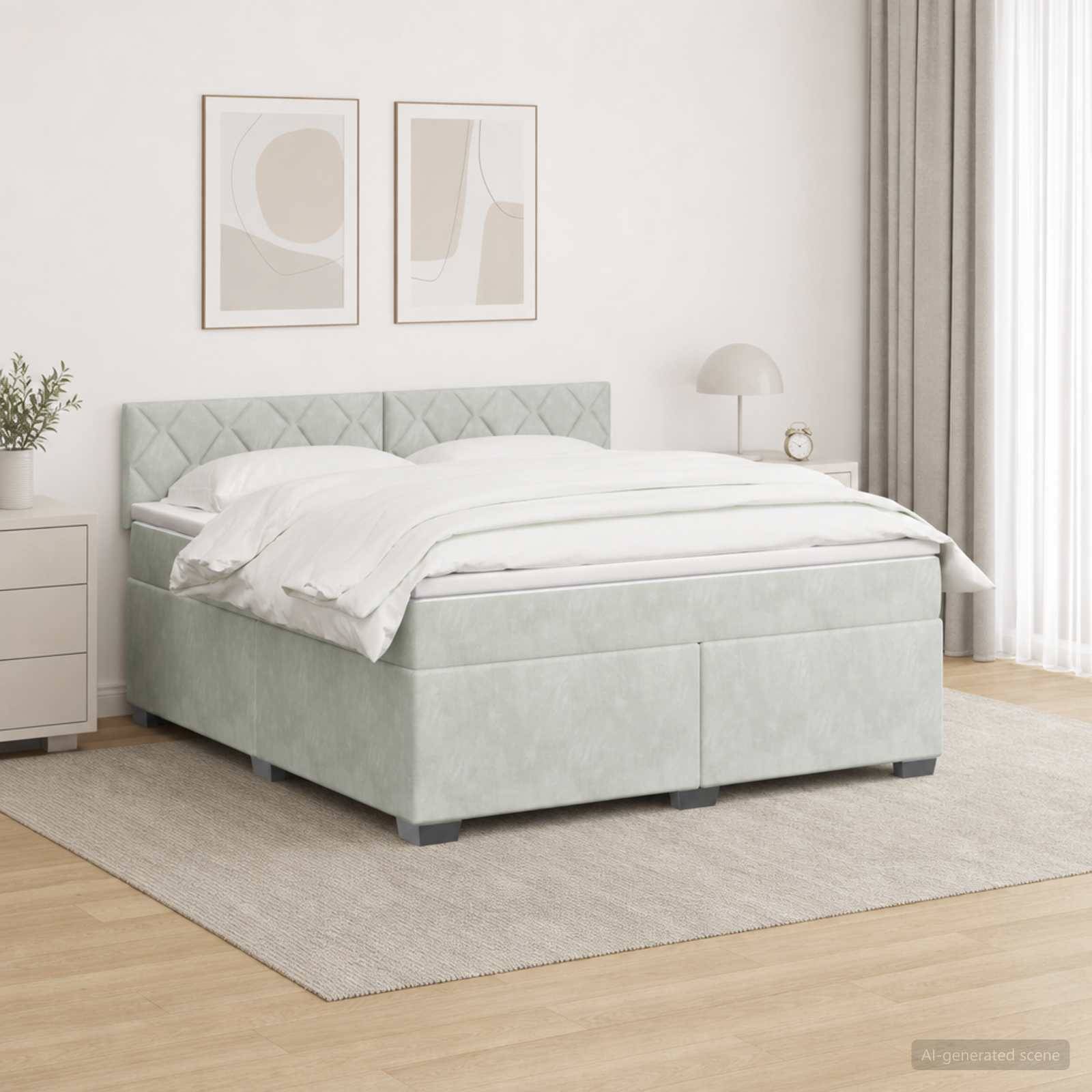 Modernes gepolstertes Bett mit hellgrünem gestepptem Kopfteil, weiße Bettwäsche, Nachttischlampe, gerahmte Wandkunst und neutrale Schlafzimmereinrichtung.