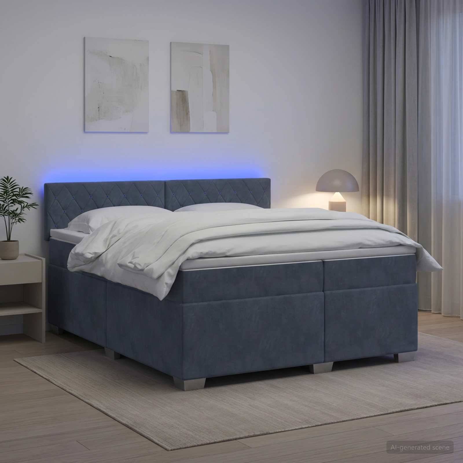 Modernes Bett mit blauem Polster und weißer Bettwäsche in einem minimalistischen Schlafzimmer mit beleuchtetem Kopfteil, Nachttischlampe, Vorhängen und Wandkunst.
