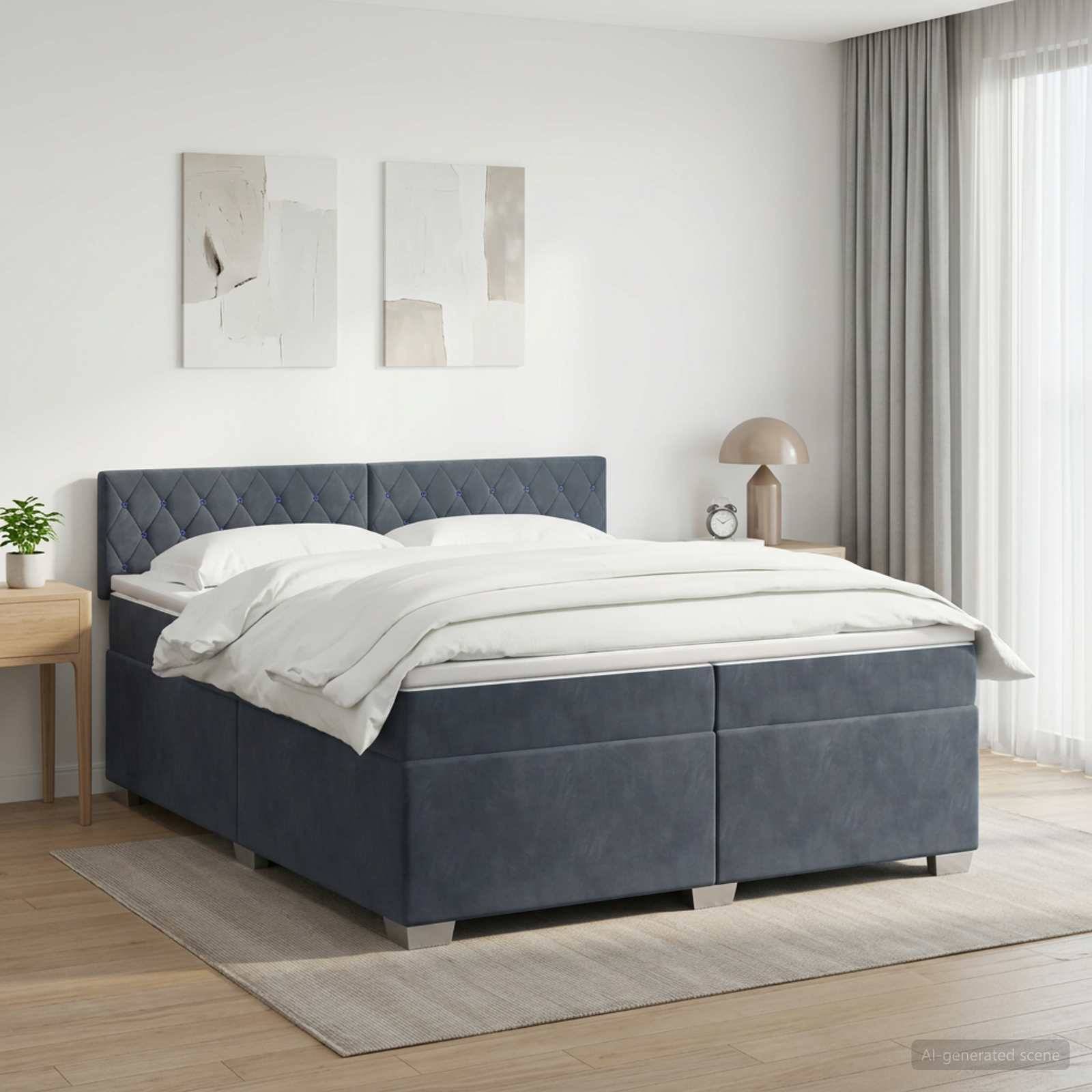Modernes Schlafzimmer mit einem blau gepolsterten Speicherbett, weißer Bettwäsche, Nachttischen, abstrakter Wandkunst und durchscheinenden Vorhängen in einem hellen, minimalistischen Raum.